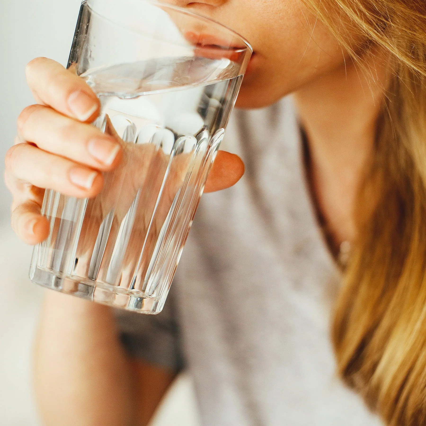 5f316e5678e7e10443702996_pretty-healthy-hydration.jpg