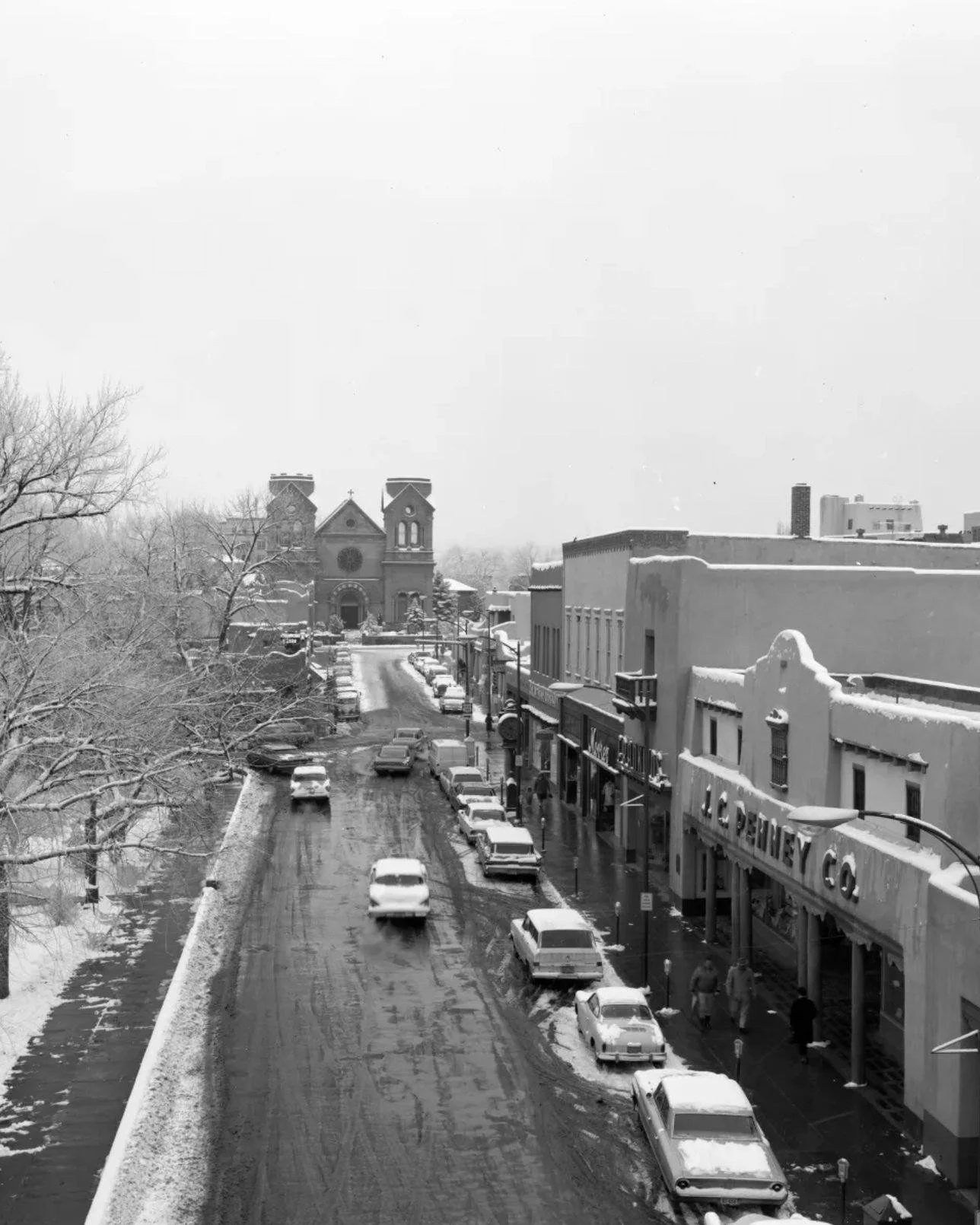 What makes Santa Fe so magnetic and unique? A conversation with Pen La Farge revealed the magic of this historic city and the importance of maintaining its rich cultural legacy. From the creativity of the artistic community to the deep roots of nativ