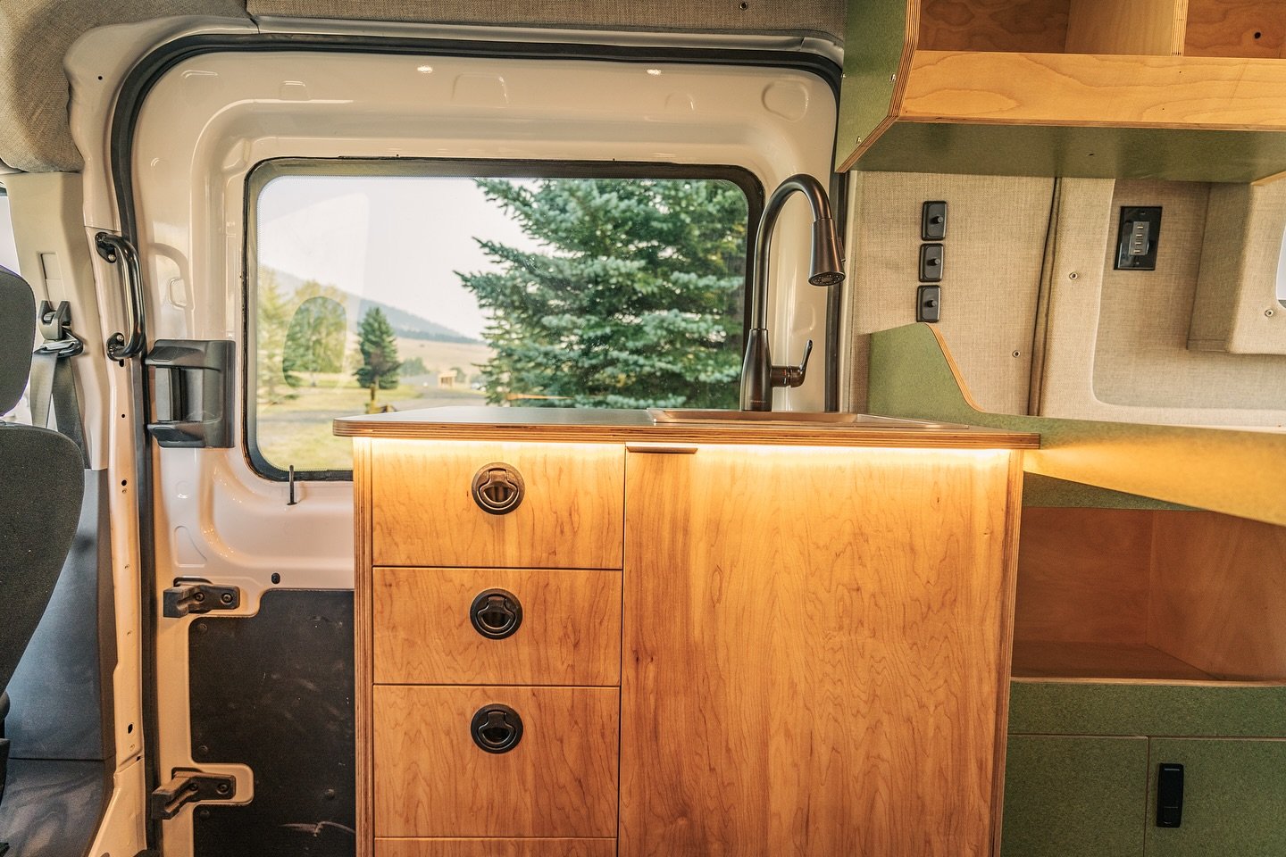 Some photos from this Transit build from last summer. Still one of our favorite color combos to date! 

📸 : @nicole.giampietro 

.
.
.
.
.
.

#VanConversion #VanLife #VanBuild #VanConversionLife #VanLifeIdeas #VanBuilds #VanLifeCommunity #VanLifeDre