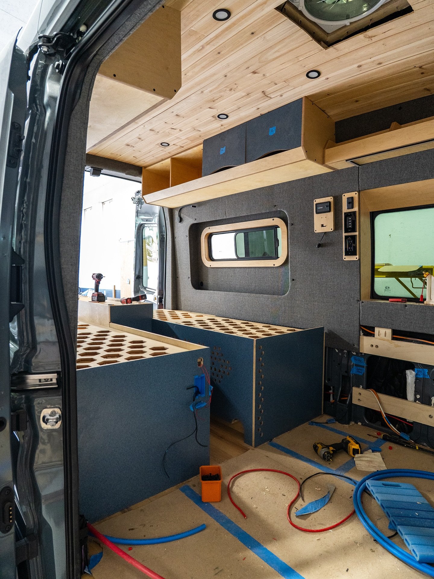 Progress on the modified V6 concept, preserving some garage space in the cot design which allowed us to make this awesome little shelf for our impact driver 😉 excited to get the main structures dialed in this week and hopefully finished up the next!