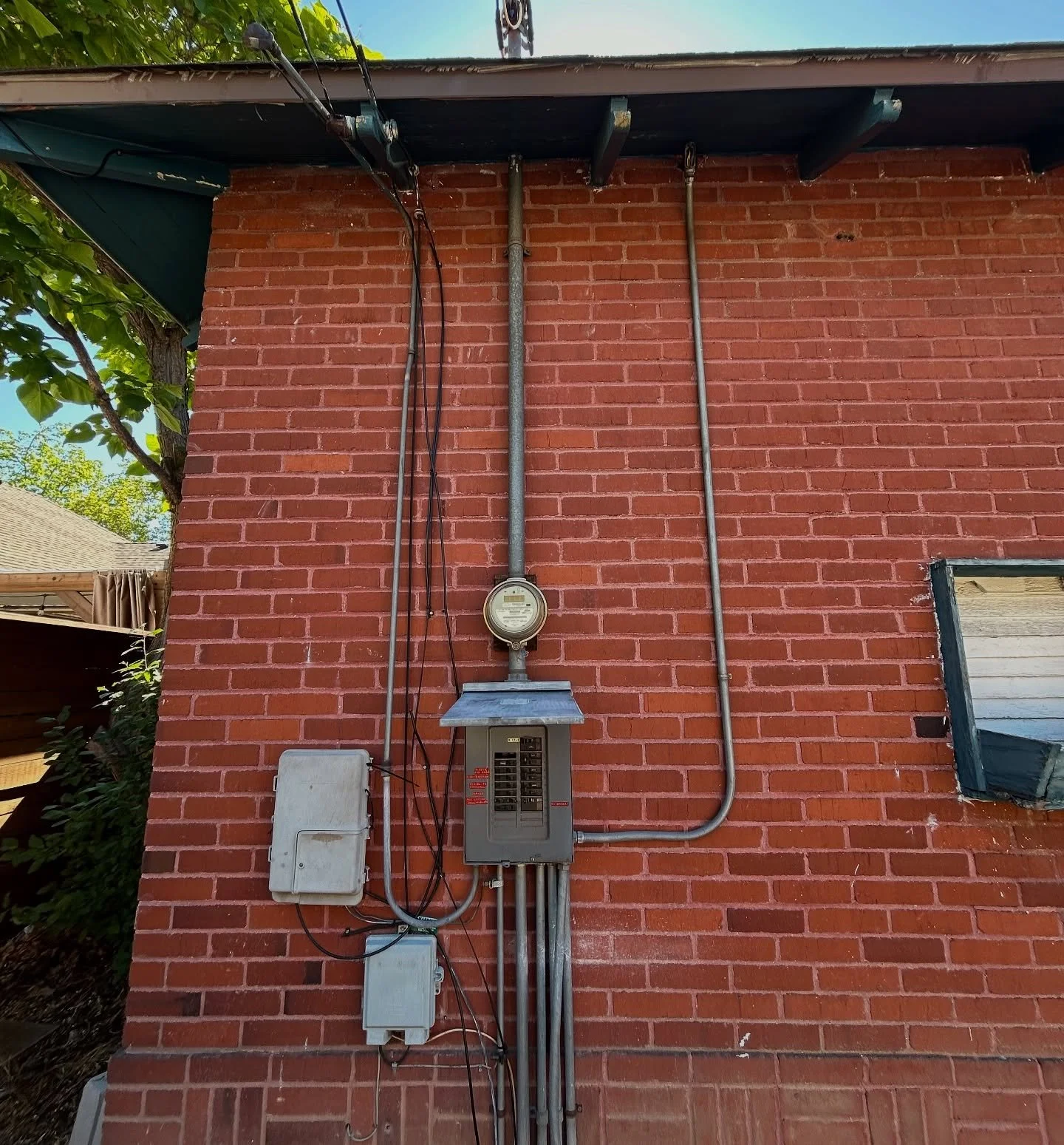 Before➡️After. Old outdated main panel in desperate need of an upgrading..😬Now this home&rsquo;s power is protected, up to code and sitting solid for the long haul😁 
Thinking about upgrading yours? Call or DM us for a quote!

Smart power, clean wor