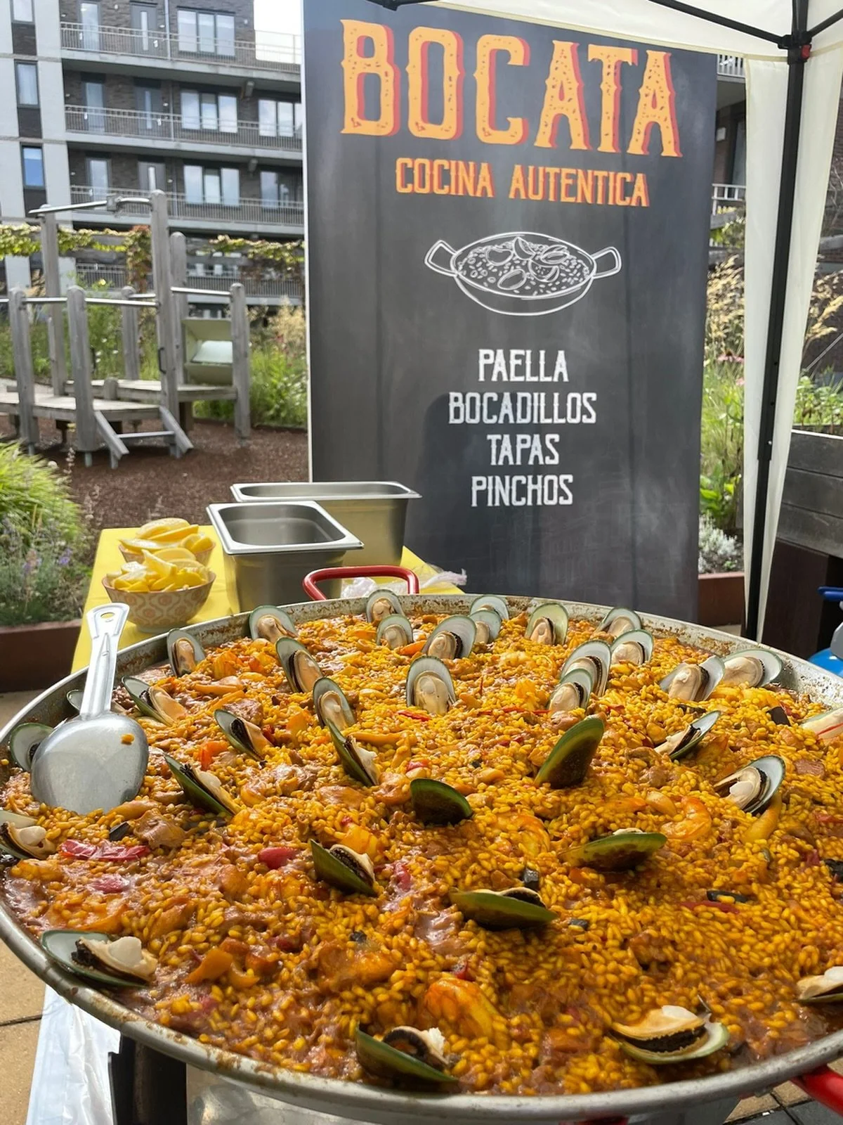 Paella op locatie? Chef Jes&uacute;s komt hoogst persoonlijk zijn kunsten vertonen op jouw gelegenheid. Verjaardag, jubileum, bedrijfsfeest, vanaf 25 personen. Minder personen? Ook dan kan hij de beste paella van de stad voor je maken. Neem contact o