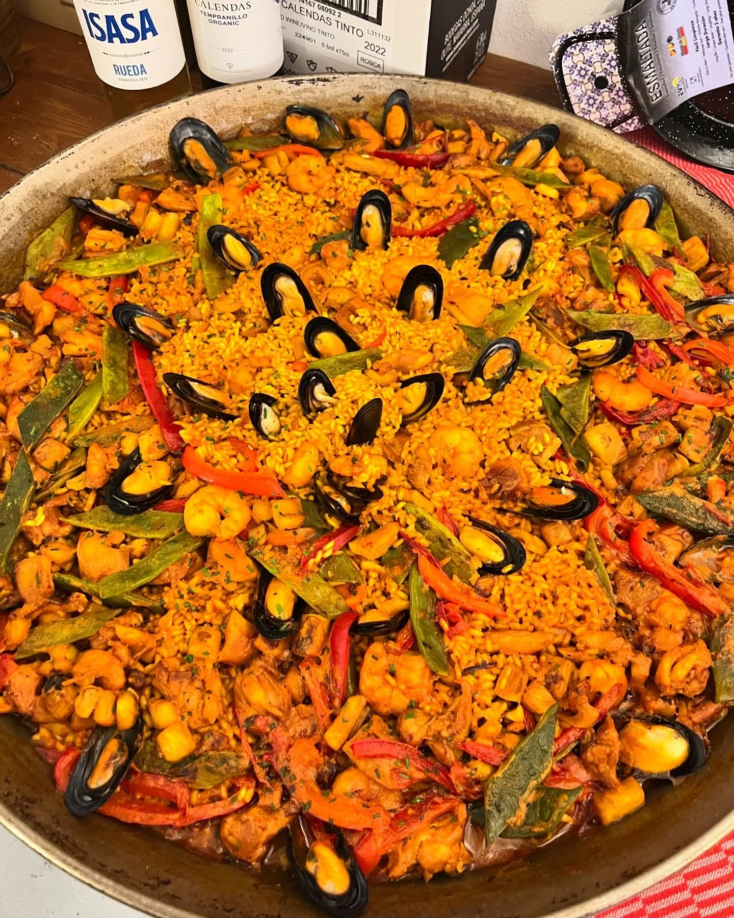 Paella Mixta: kip, mosselen, gamba&rsquo;s, calamaris, groenten. &euro;12,75 p/p