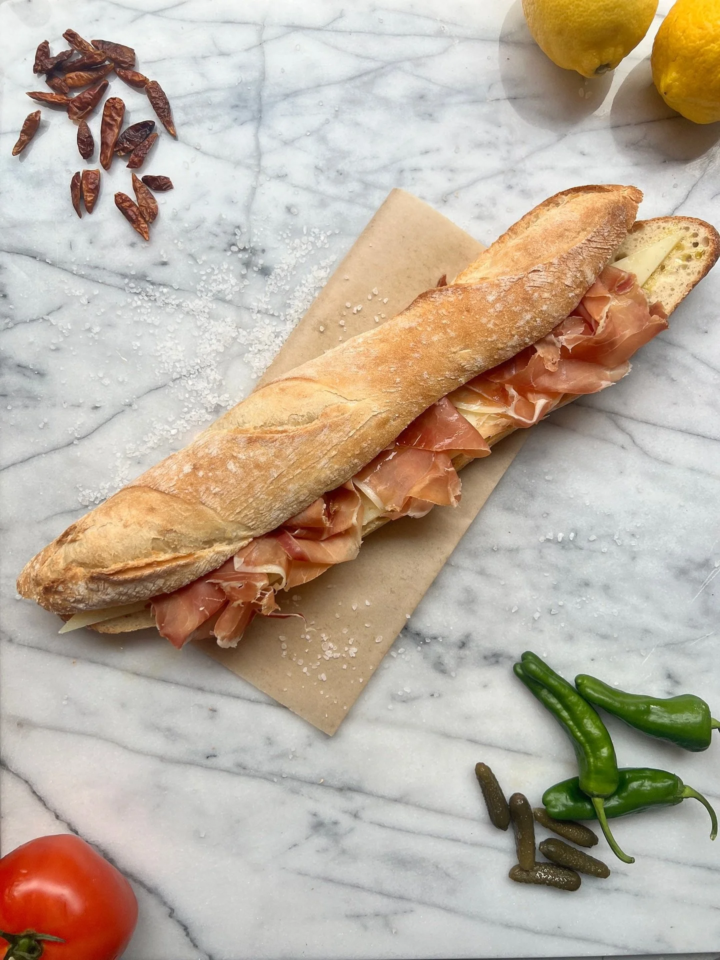 Bocata Manchego y Jamon Serrano. Onze Classico. 

Bestel vooraf om af te halen zonder wachttijd, of voor thuis of op kantoor &gt;&gt; link in bio.