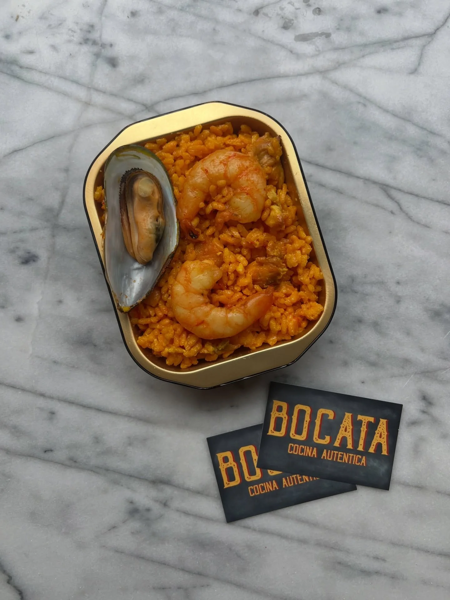 Onze paella mixta voor thuis, even in de oven of opbakken in de pan. &euro;12,75 

Flesje sidra erbij? &euro;12,-