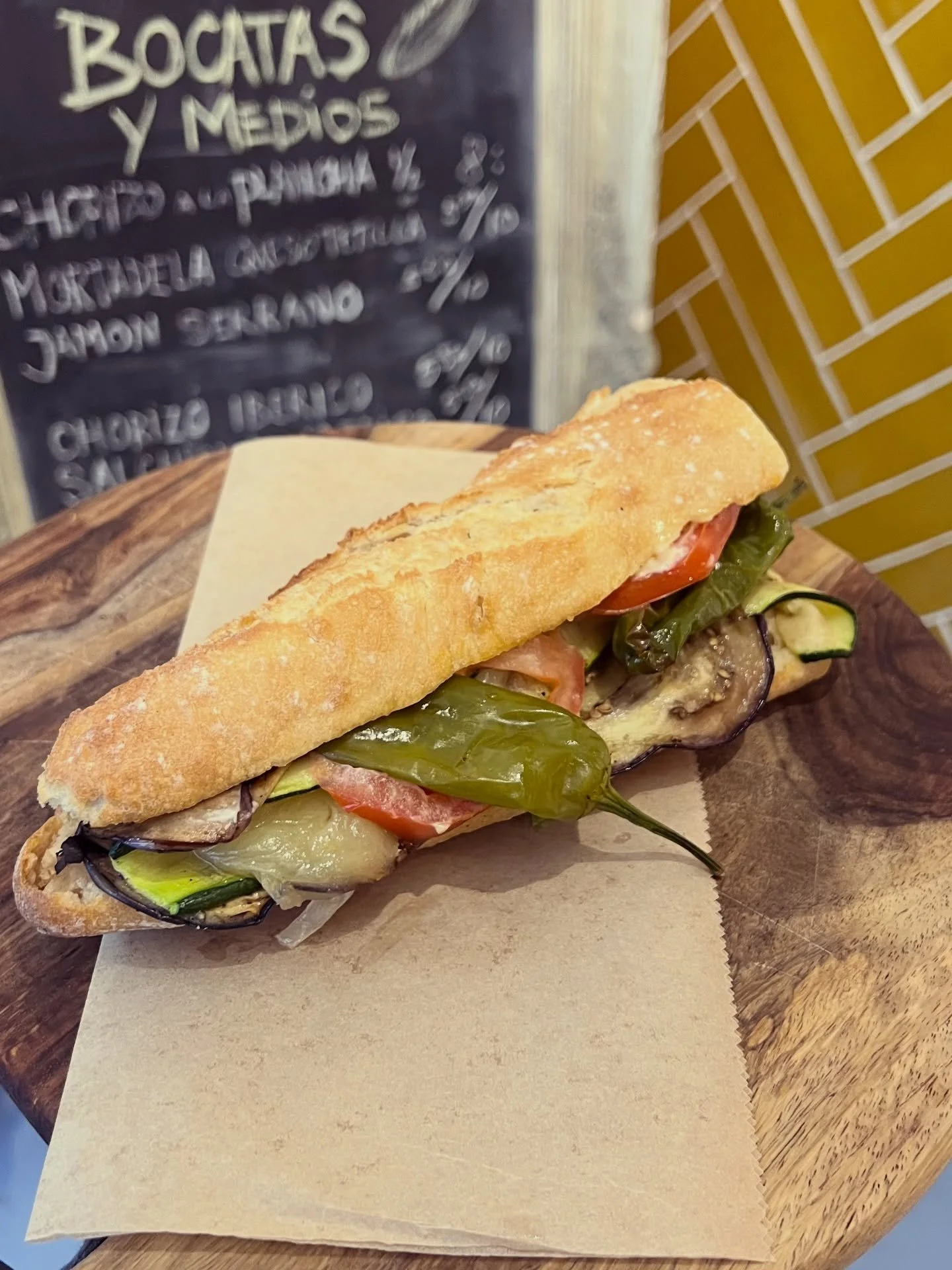 Bocata Verde 🌱 Gegrilde courgette, aubergine, manchego, padron, tomaat.