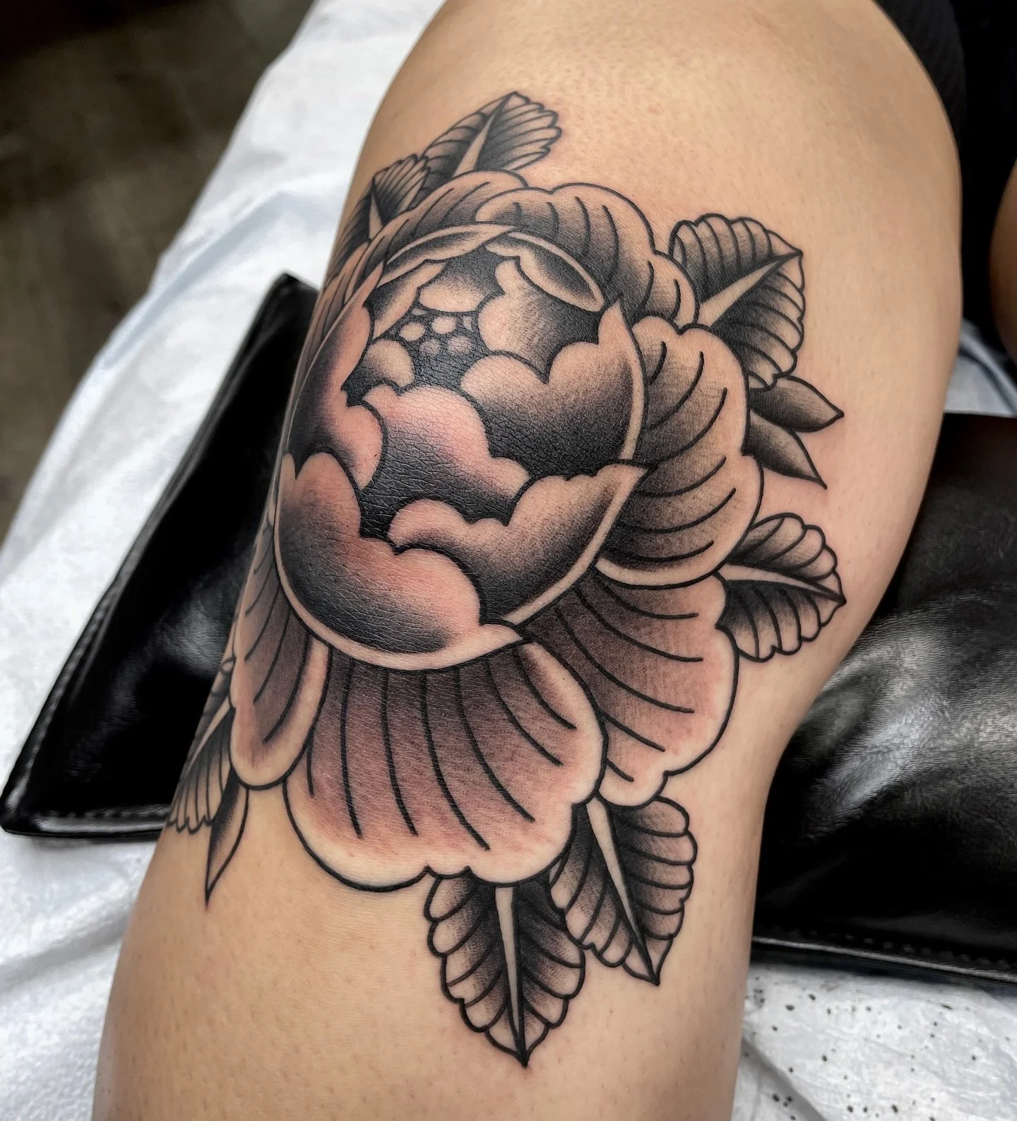 Peo-knee for Emily, swipe to see it healed! these are my favorite knee tattoos, let&rsquo;s do more! Email me to set up an appointment, books are open for 2026
