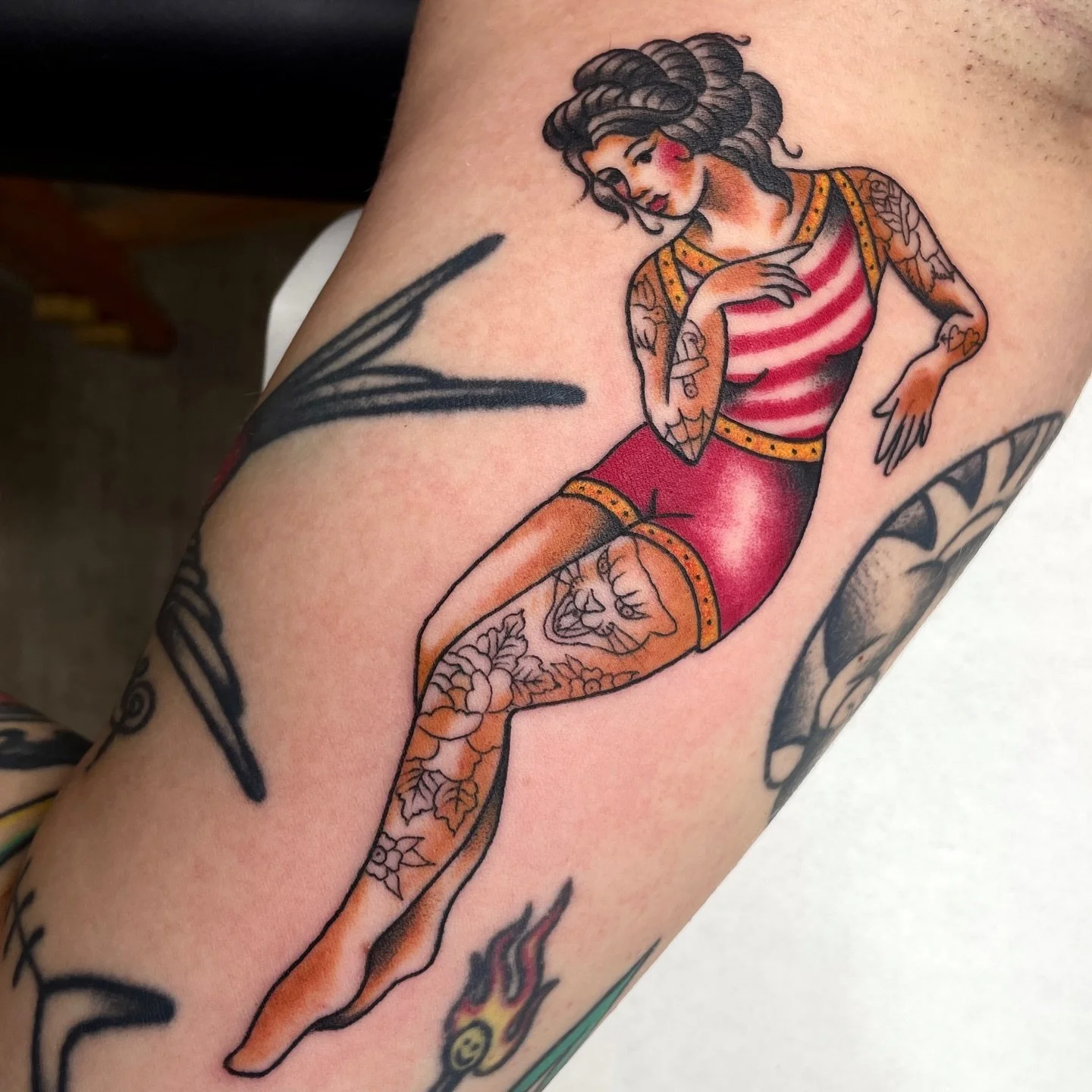 Hot babe alert 🚨 let&rsquo;s do more pinups in 2026! I can fill any awkward gap you have. Email me to set something up. Check my scheduling highlight for details