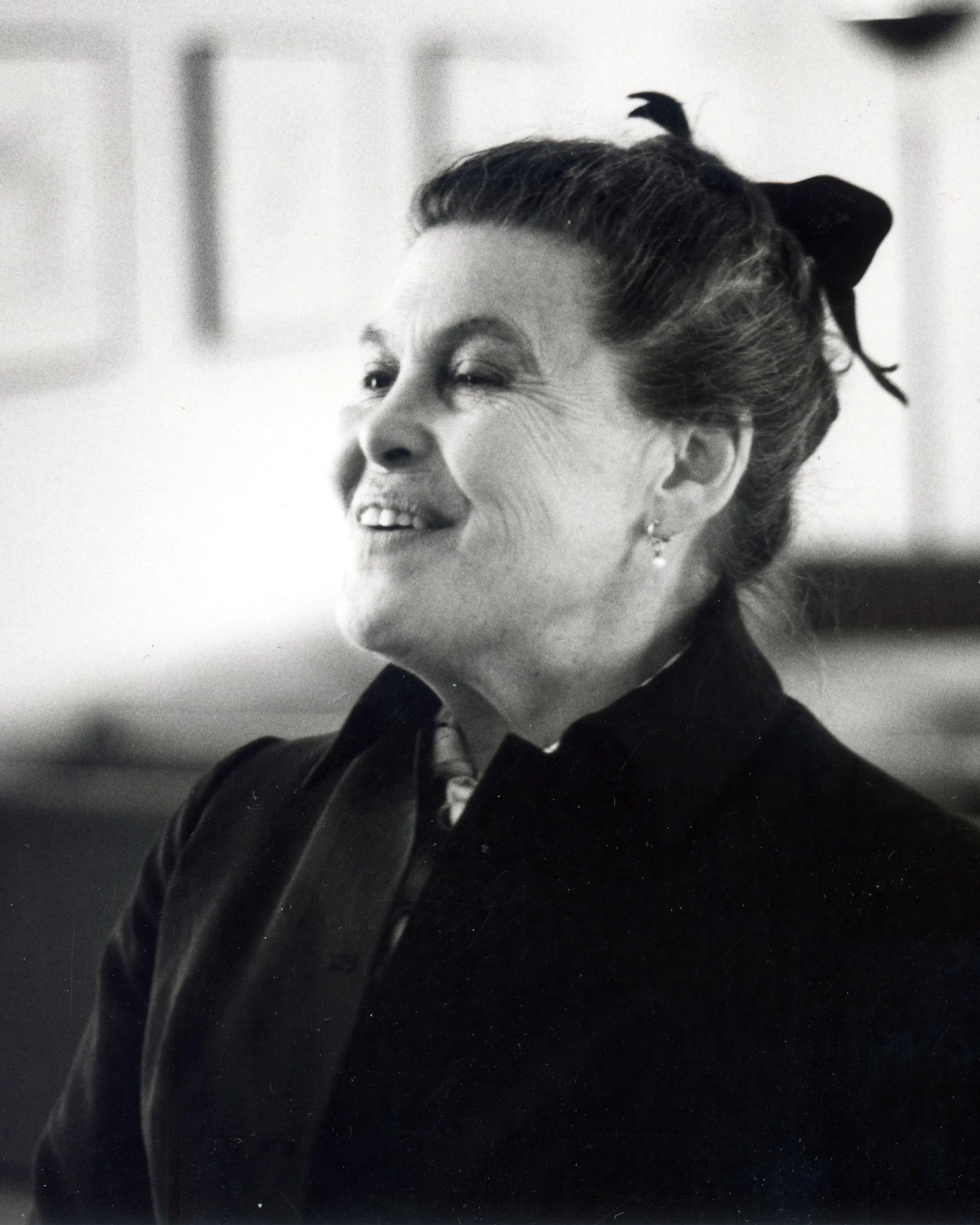 Ray Kaiser Eames She co-founded the Eames Office and played a key role in shaping iconic designs like the Eames Lounge Chair. Ray’s unique approach combined her background in abstract painting and graphic design with her deep interest in structure