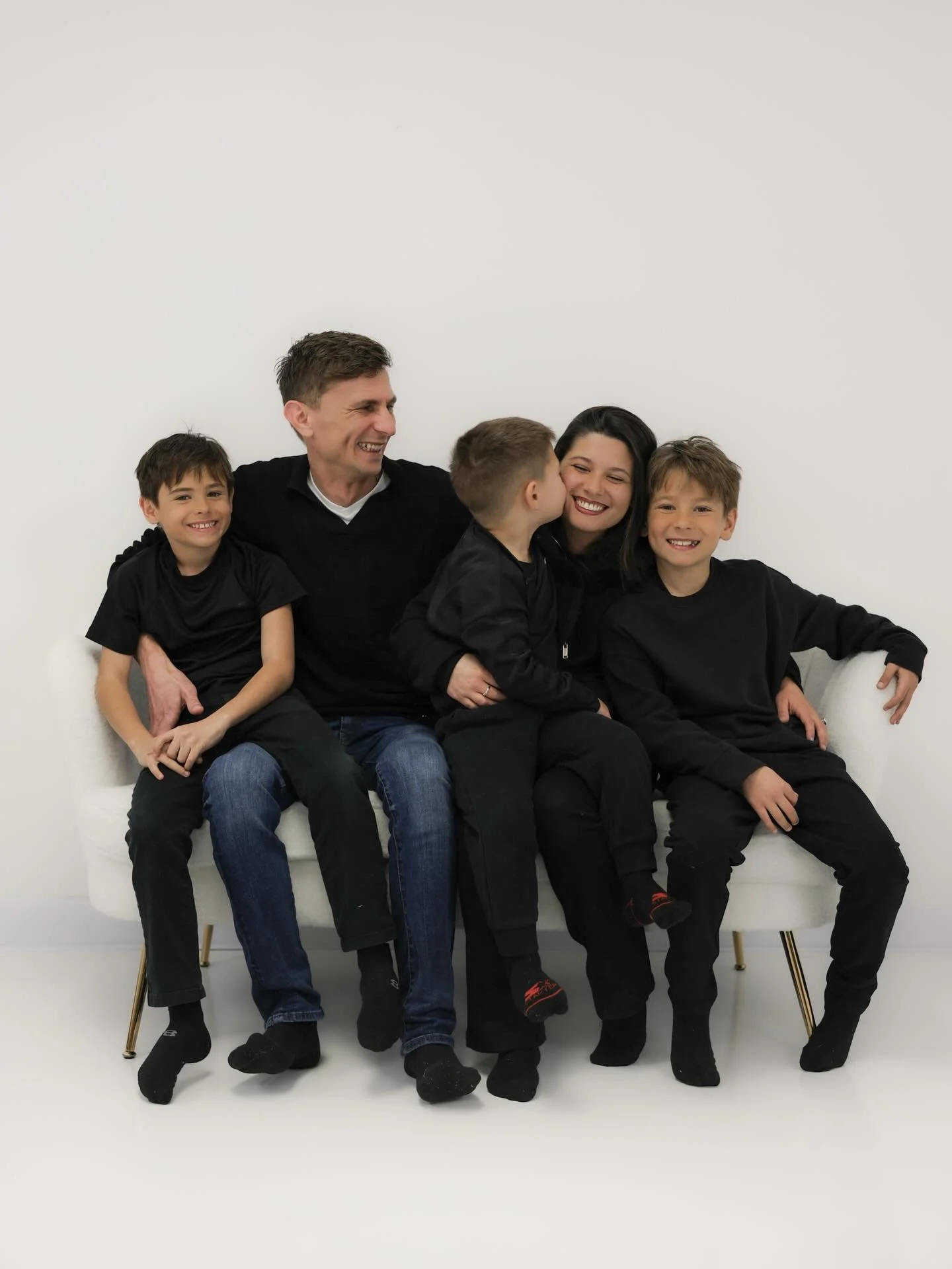 𝐀𝐯𝐝𝐢𝐜 𝐅𝐚𝐦𝐢𝐥𝐲 🖤
&bull;
&bull;
&bull;
#studiofaf | #familysession | #studiophotography