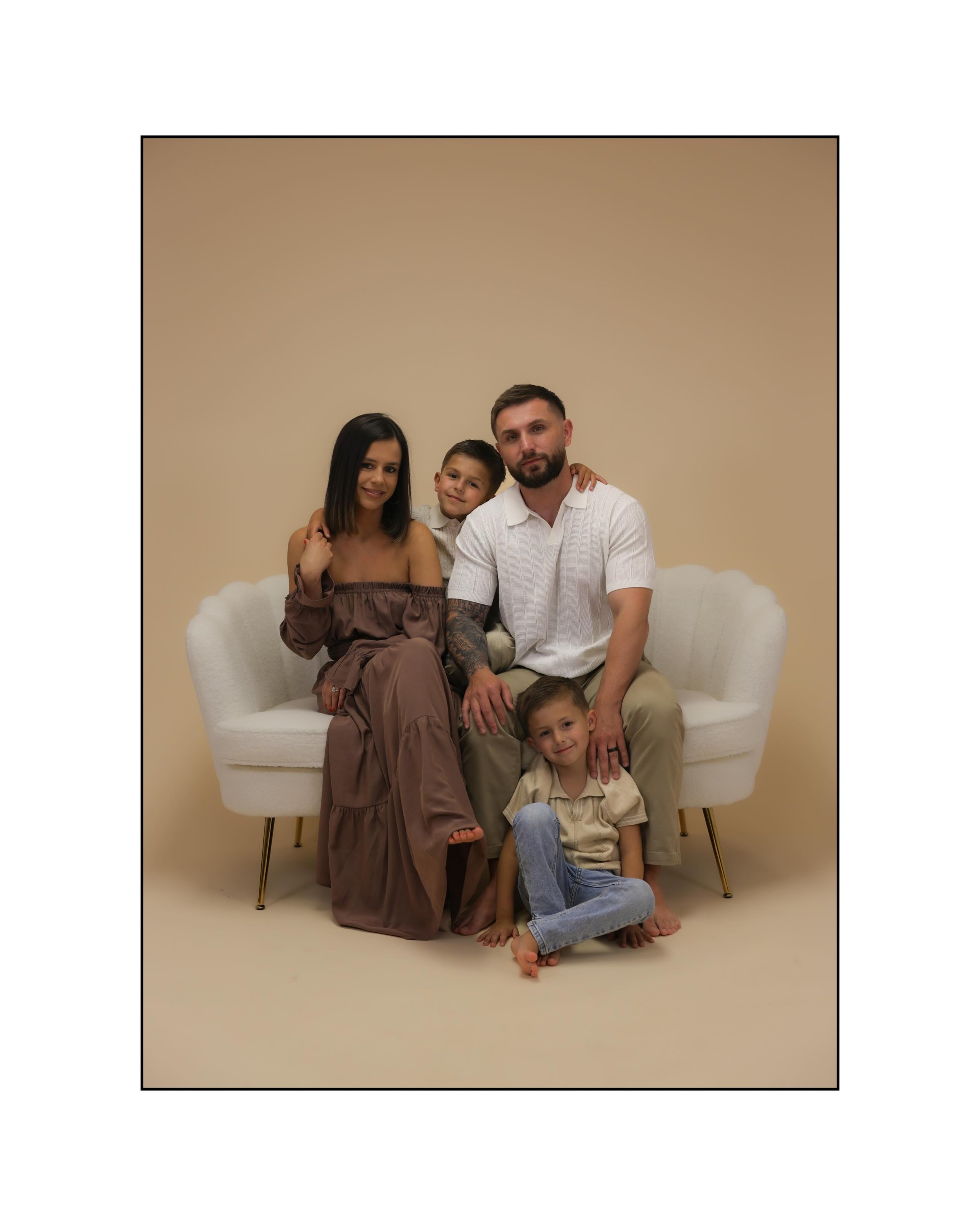 A simple way to update your family photos:
skip the matching outfits and lean into tones + texture instead. 🤎

Neutral colors, soft fabrics, are pieces that always photograph timelessly.

📸: www.studio-faf.com