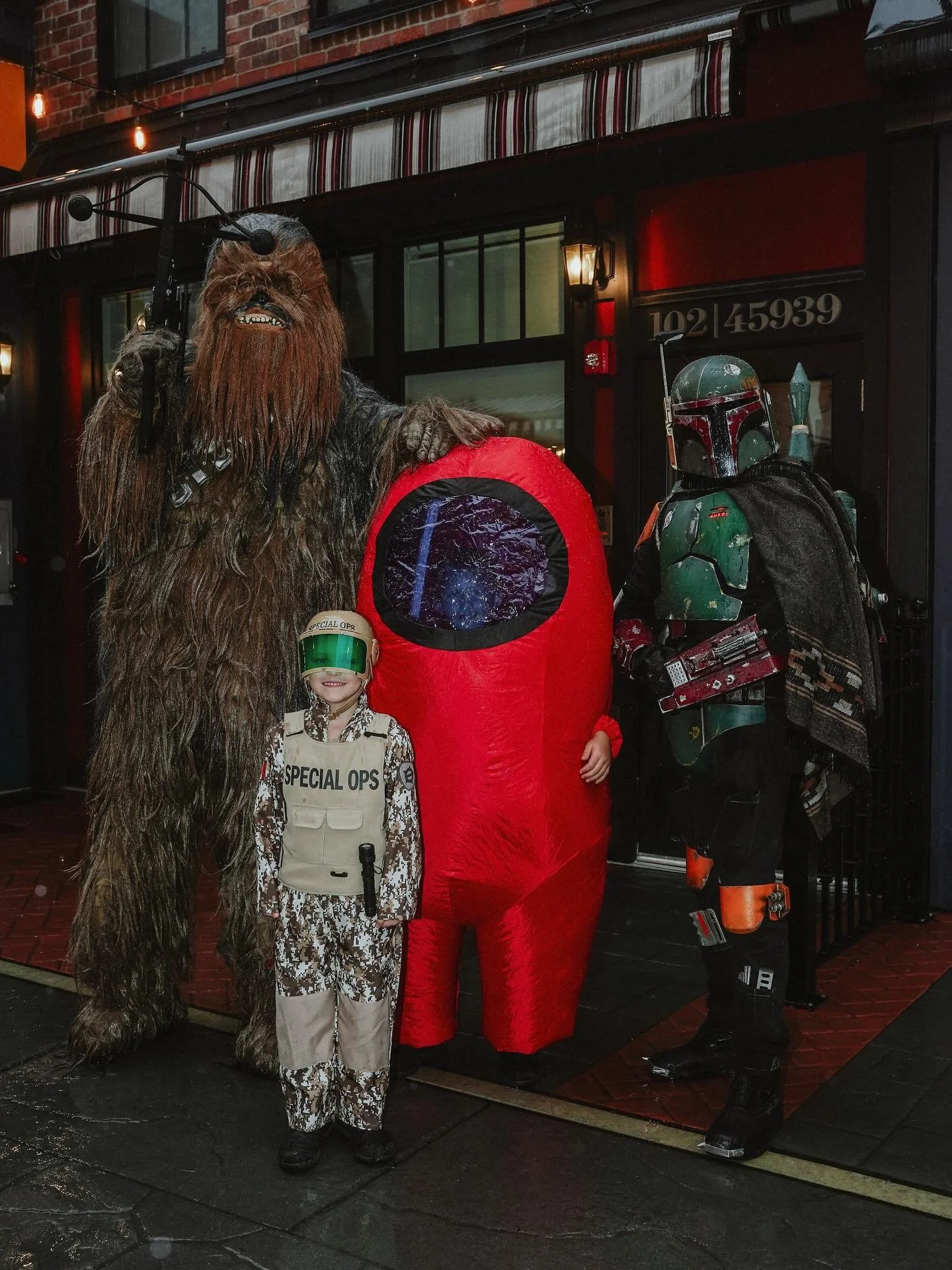 Quite the team!  Halloween in District 1881 rain or shine ✨ 🦇#district1881 #fraservalley