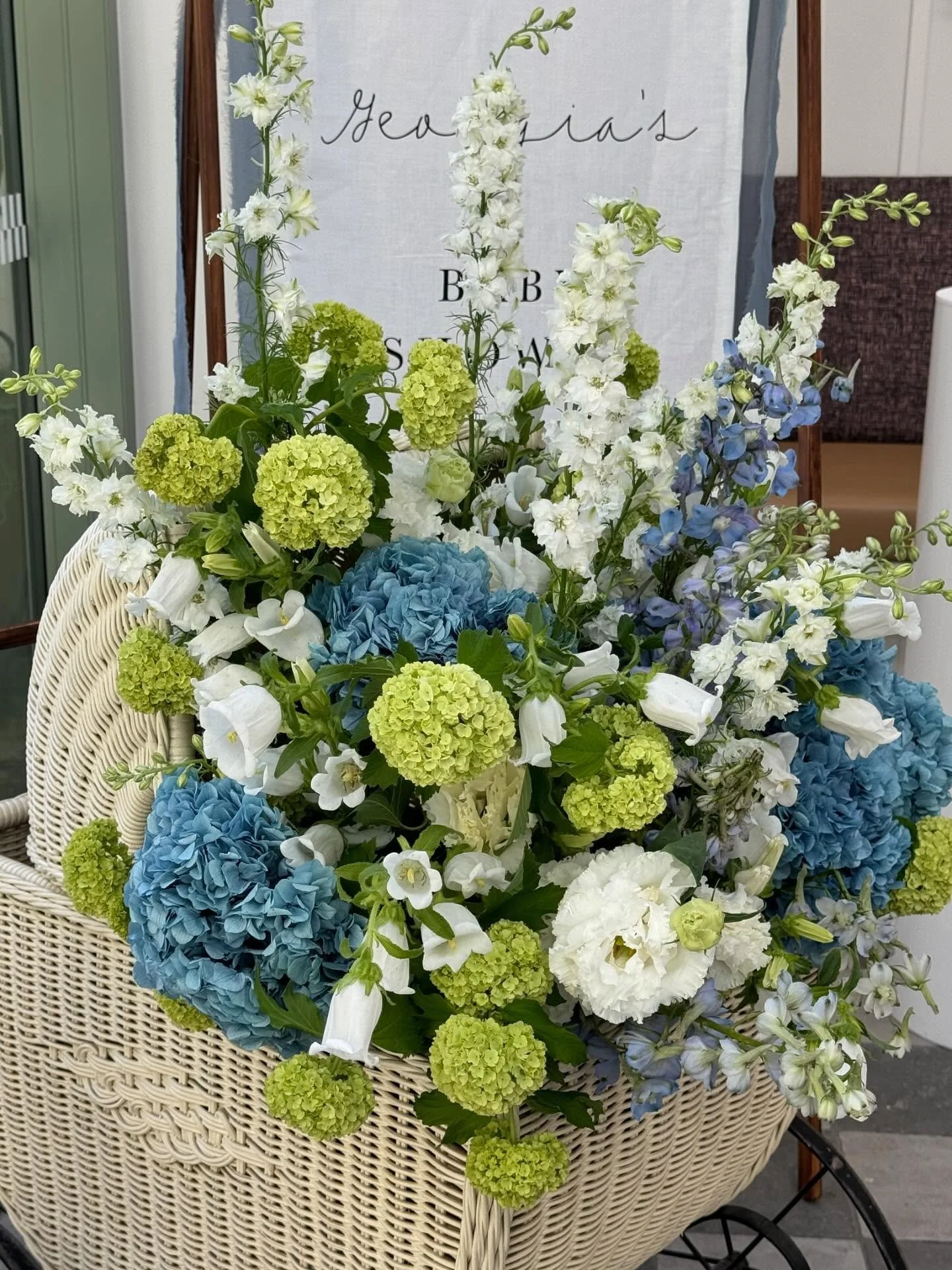 Baby shower florals for Georgia 🩵🤍