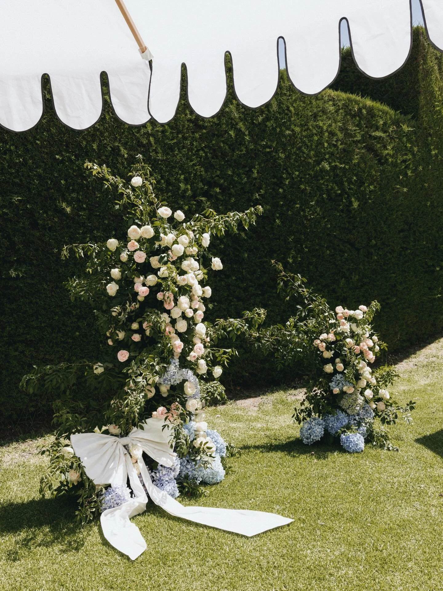 Ceremony florals for Hayley and Anthony 🩵

📸 @weddingsbybhs