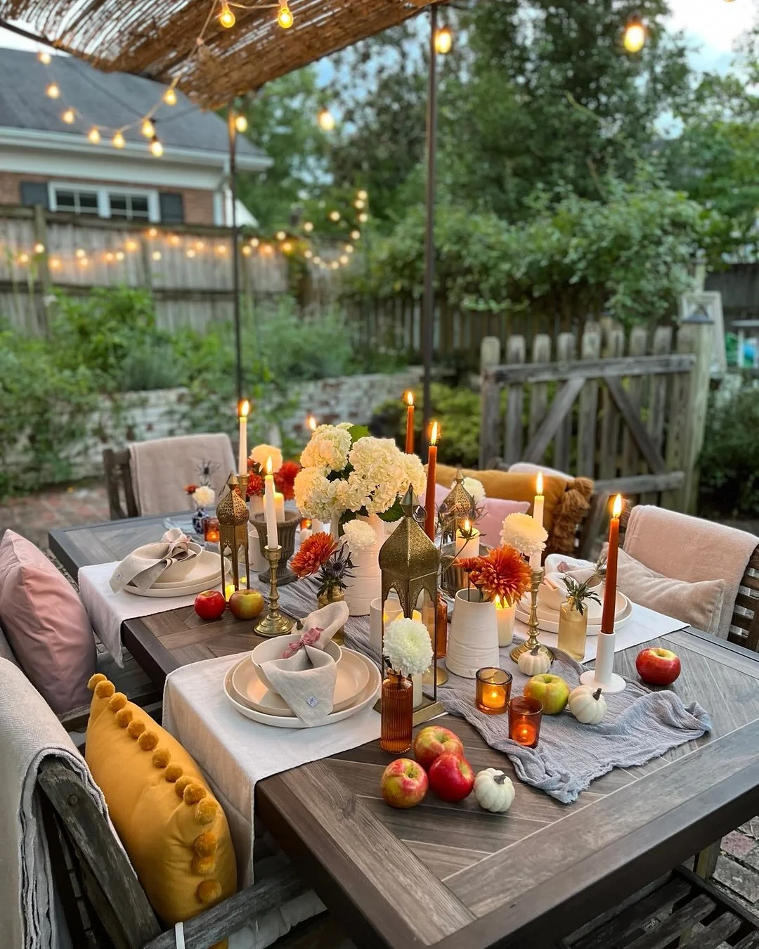 🍂 Fall Scene 🍂 apples, cosy blankets, twinkle lights, great food (always) and colored candles - we&rsquo;re embracing all the vibes at our house !

design &amp; florals @houseofjeanneflowers 
.
.
.
.
.

#flowers #flowersofinstagram #dcflorist #wash