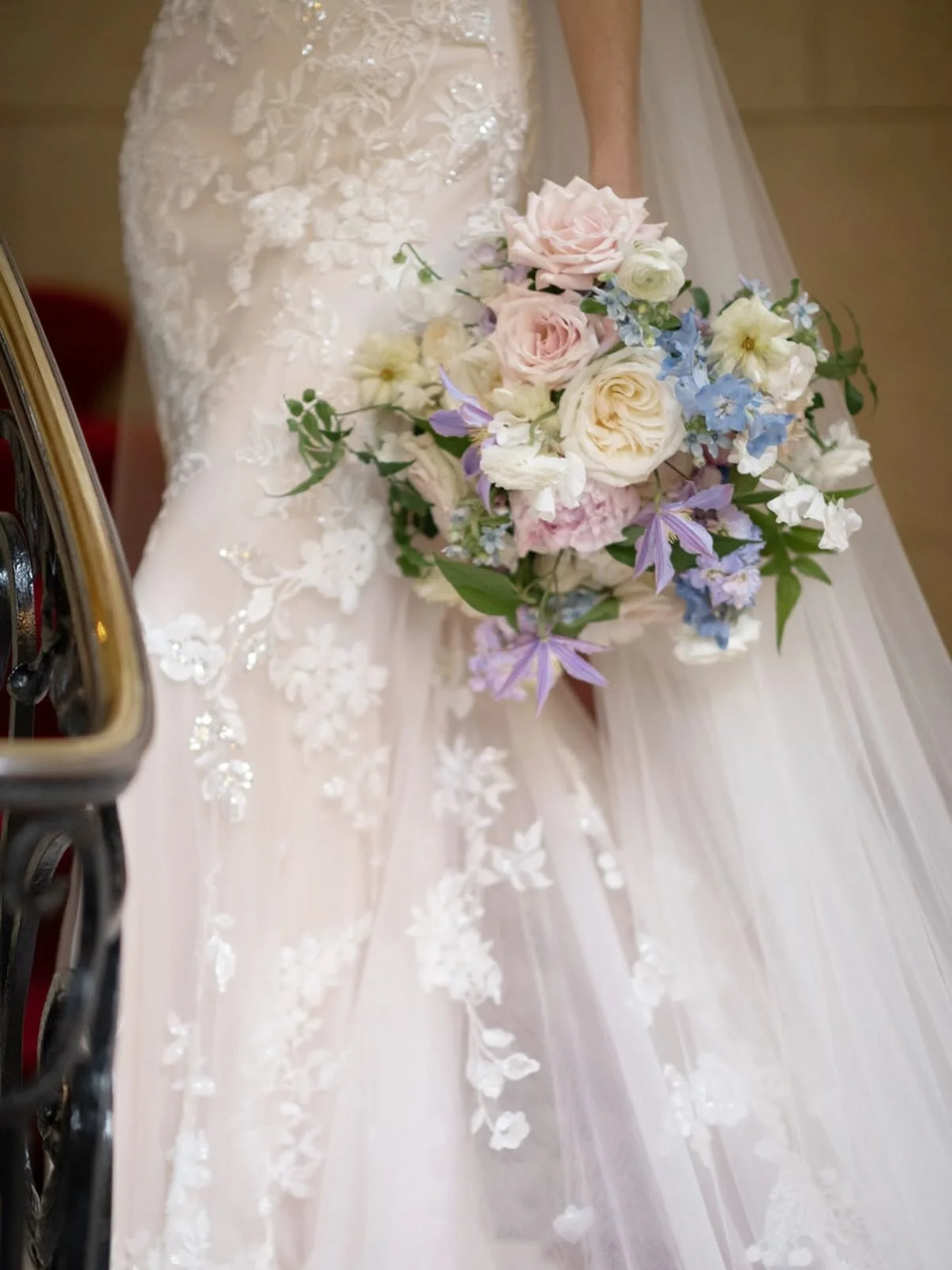 Isn&rsquo;t this lovely 🤍 
.
Garden-style, slightly cascading bridal bouquet for N using all the pastel flowers

Shot by @daniellerealphotography at @meridianhouse