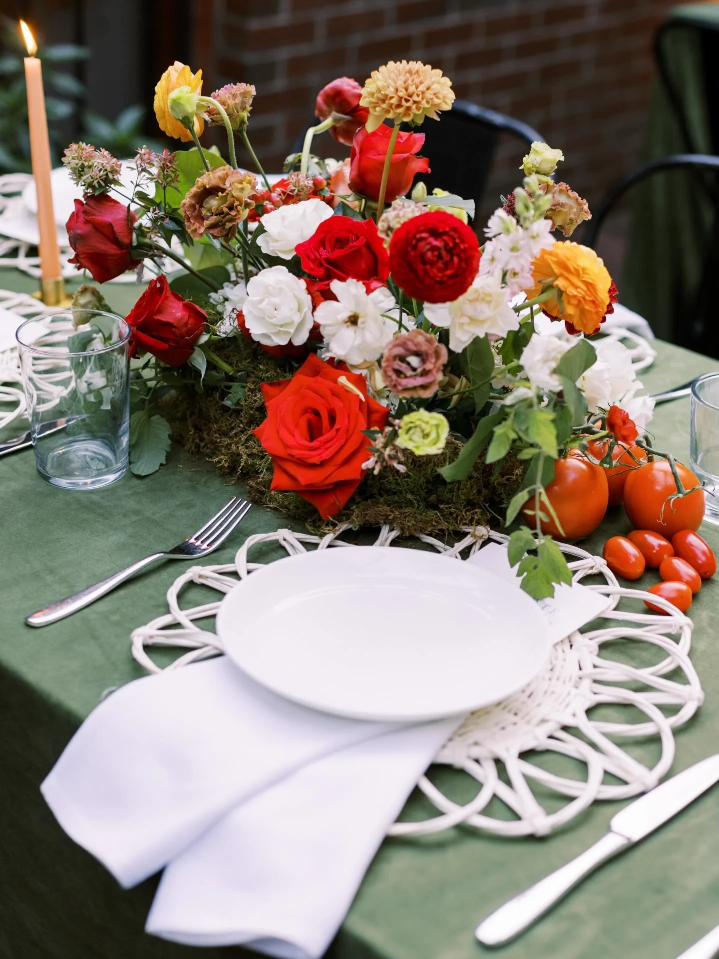 Summer wedding style : we love this late summer wedding bursting with color ! From the secluded ceremony held at the DC War Memorial to the lush family style-dinner tables under the lit canopy, it remains a favorite.

Small details we love:
-Tomato t