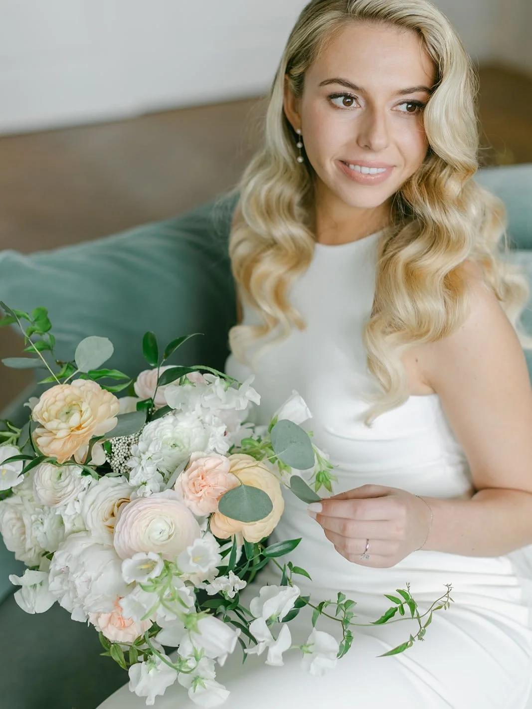 All the blush, peach and whites are coming into my April wedding palettes 🤍

Taking a look back at this fluffy bouquet in all the soft Spring tones for A and B&rsquo;s wedding. 

Who&rsquo;s adding peach to their wedding palette this year ? 

@ashly