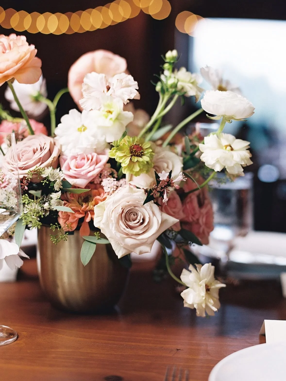 Moody soft tones for this palette I have always loved, captured beautiful by @michaelandcarina : summer blooms with movement brought by these cosmos and butterfly ranunculus 🤍

@houseofjeanneflowers 
@michaelandcarina 
@cgandcoevents 
@castlehillcid