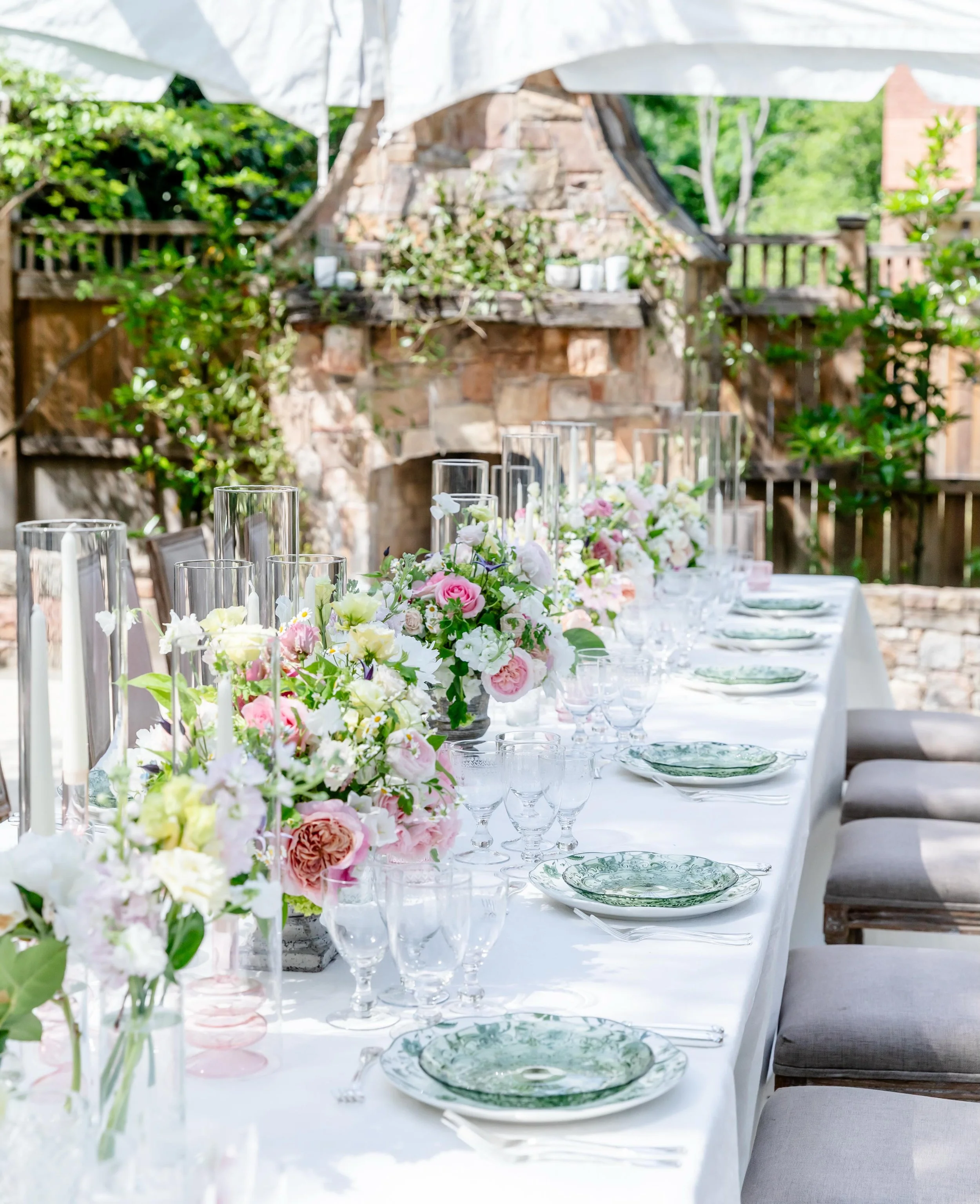 As we are heading into a private estate wedding next week, I&rsquo;m looking back at last year&rsquo;s garden chic reception for T and K&rsquo;s big day : we focused on romantic, organic arrangements using soft florals and pastel tones. Along with go