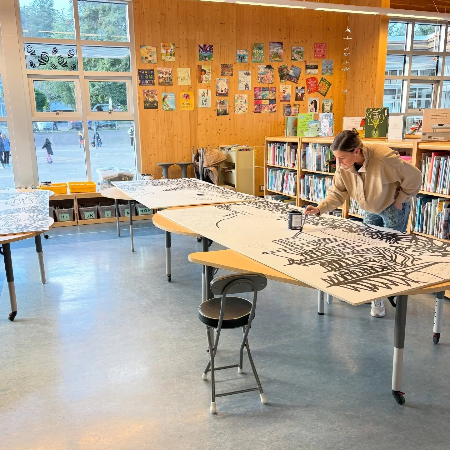 🎨🫟We are beyond excited to welcome Misha Smart as our Artist in Residence for the 25/26 school year. 

✨Misha will be working on a collaborative art project with all grades over the coming days. The end result will be 4 unique pieces of art (2 inte