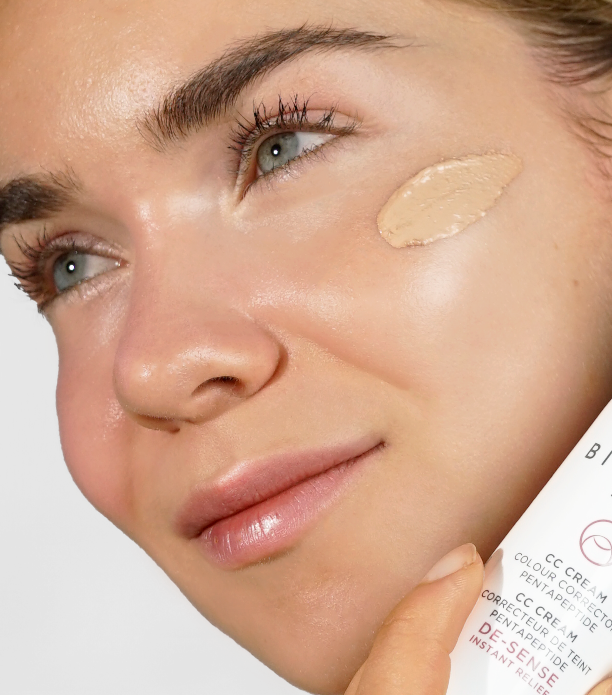 De-Sense+CC+Cream+Model+Image_1.png