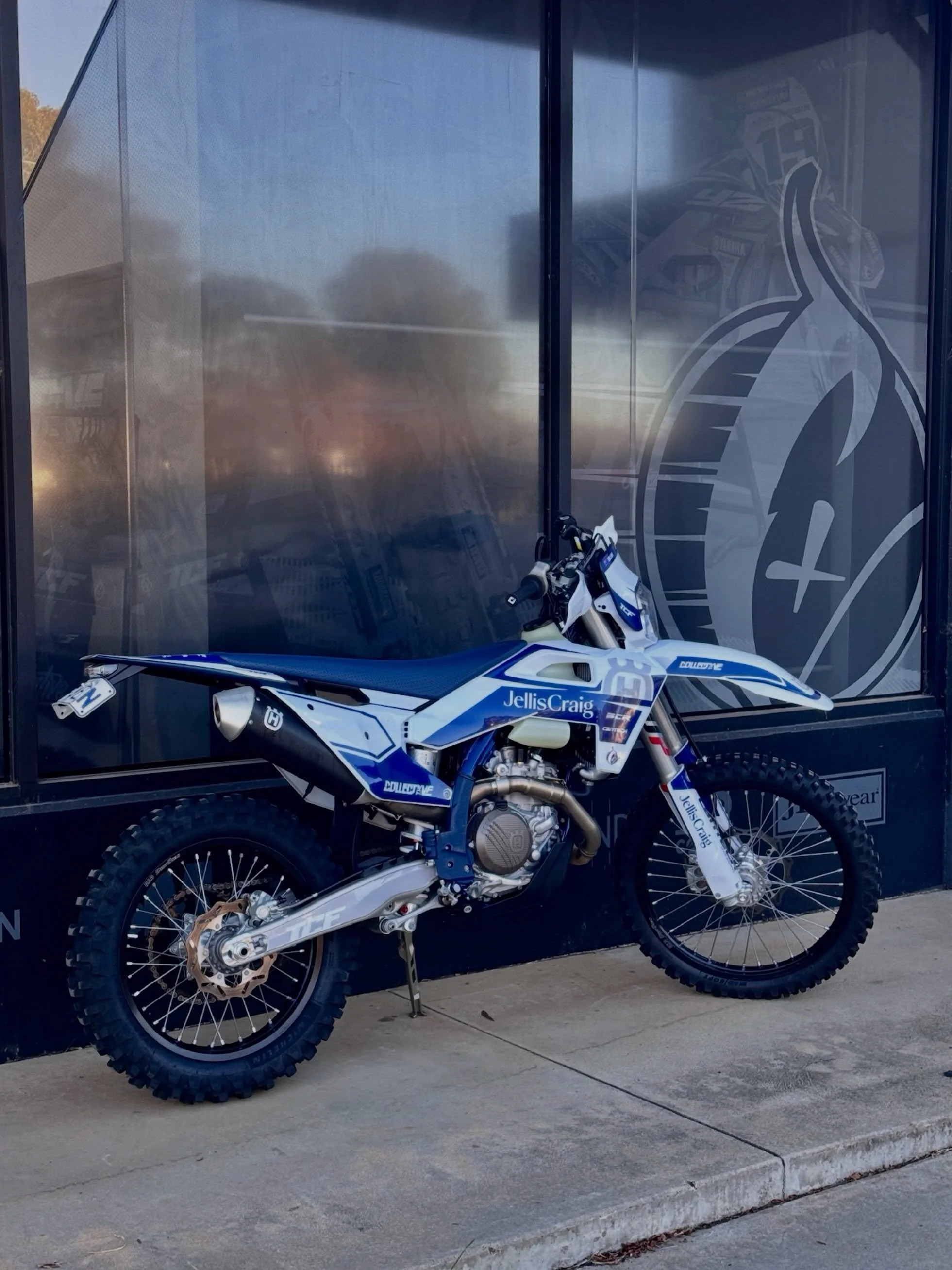 ✦ HUSQVARNA FE501 ✦

Full Custom Graphic Kit + Installation

info@thecollectivefamily.com.au 
www.thecollectivefamily.com.au