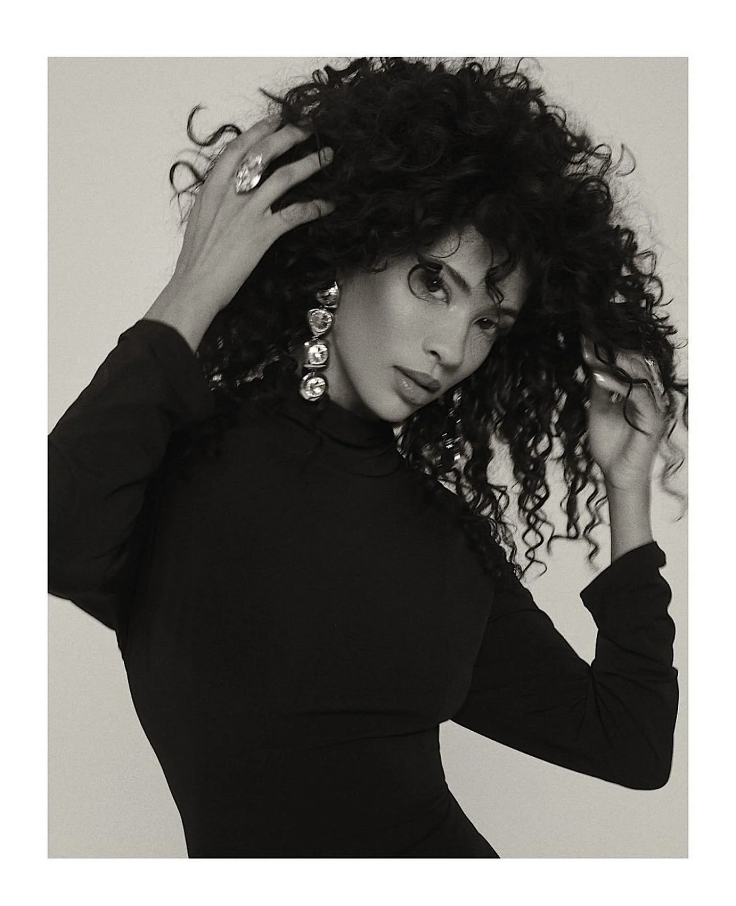 not all curls are natural 😉 @amenahsoares 

styled with
@bumbleandbumble Curl Defining Cream
@oribe Curl Gelee for shine &amp; bounce
@colorwowhair lightweight hairspray

finished using a 3/8&Prime; curling iron ✨

@e.s.k.e.e 
@muaalexx 
@meech213 
