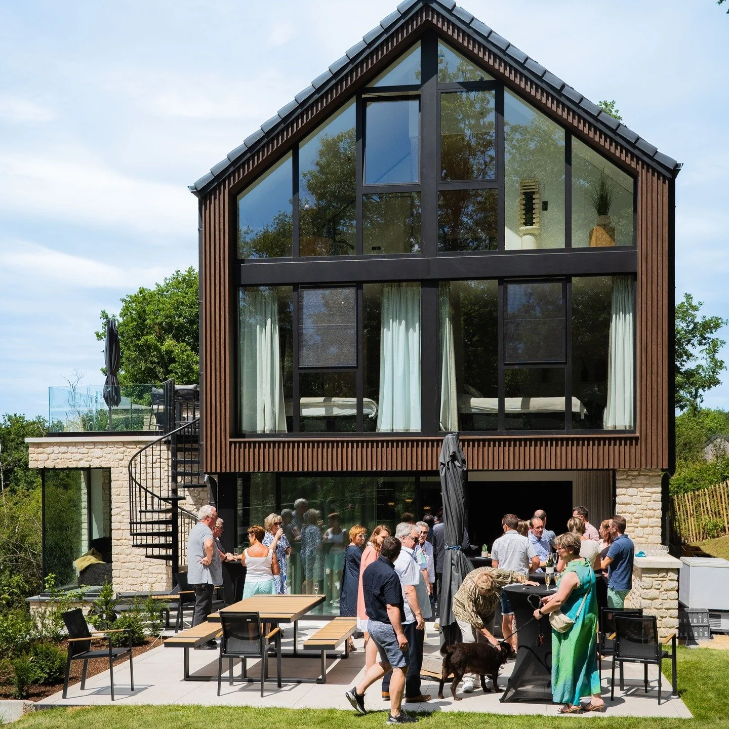 ☀️ Wat een stralende openingsdag!
We vierden de offici&euml;le opening van onze vakantiewoning in Durbuy... Een dag vol gezelligheid en lachende gezichten.
De kinderen genoten, er werd geklonken op een nieuw begin.
Bedankt aan iedereen die erbij was!