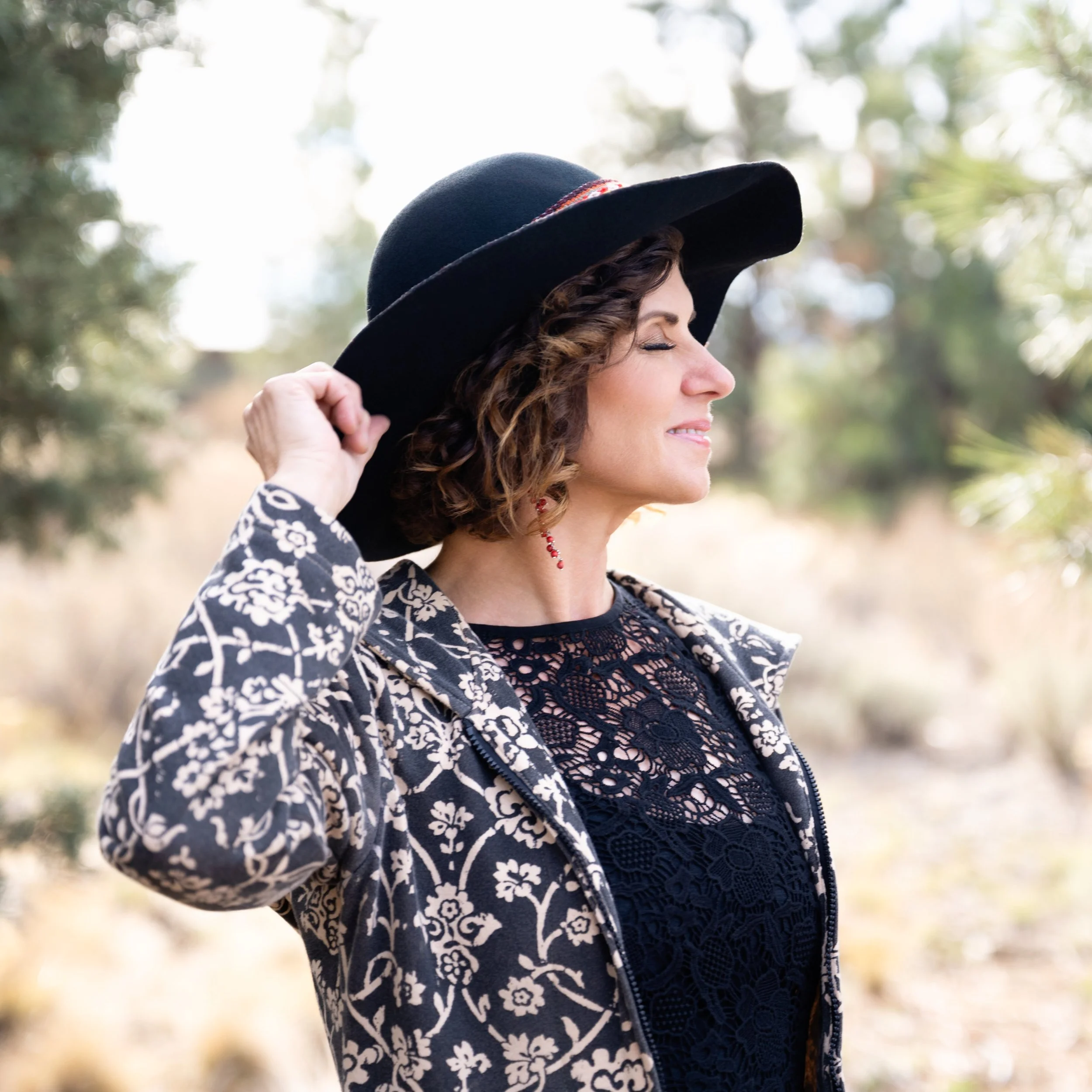 There are so many types of locations (both outdoors &amp; indoors) where you can have your Brand Photoshoot - studios, outdoor landscapes, local businesses, or even in your own home or office space! 📍

My clients often ask: &ldquo;Where should I hav