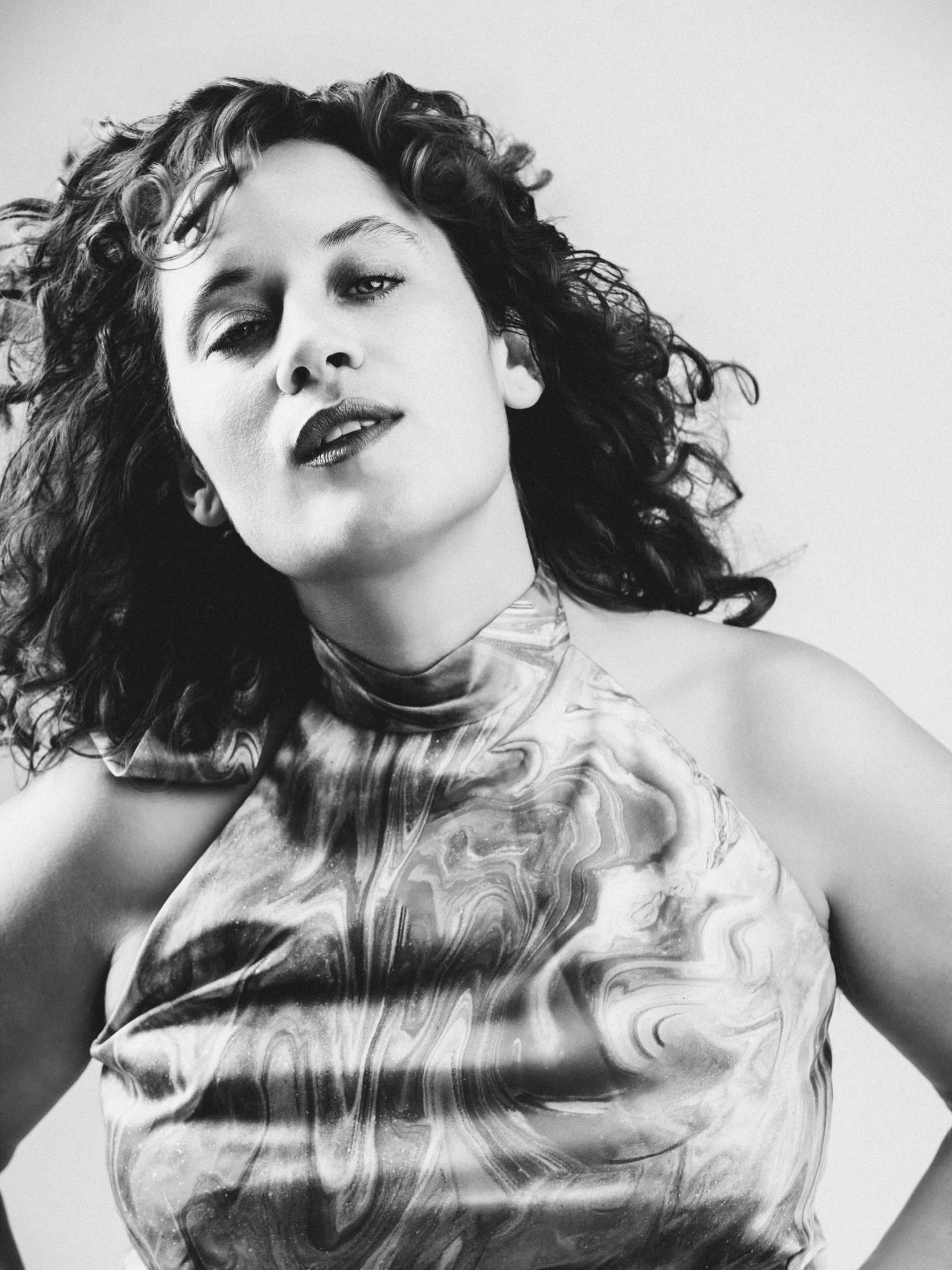 The most colorful @annamossmusic in black and white, NYC, 2025.

&mdash;
Location: @_centra 
Styling: @lydmariemusic 

#nycportraits #curls #sonyalpha #bwportraits #musicianportrait