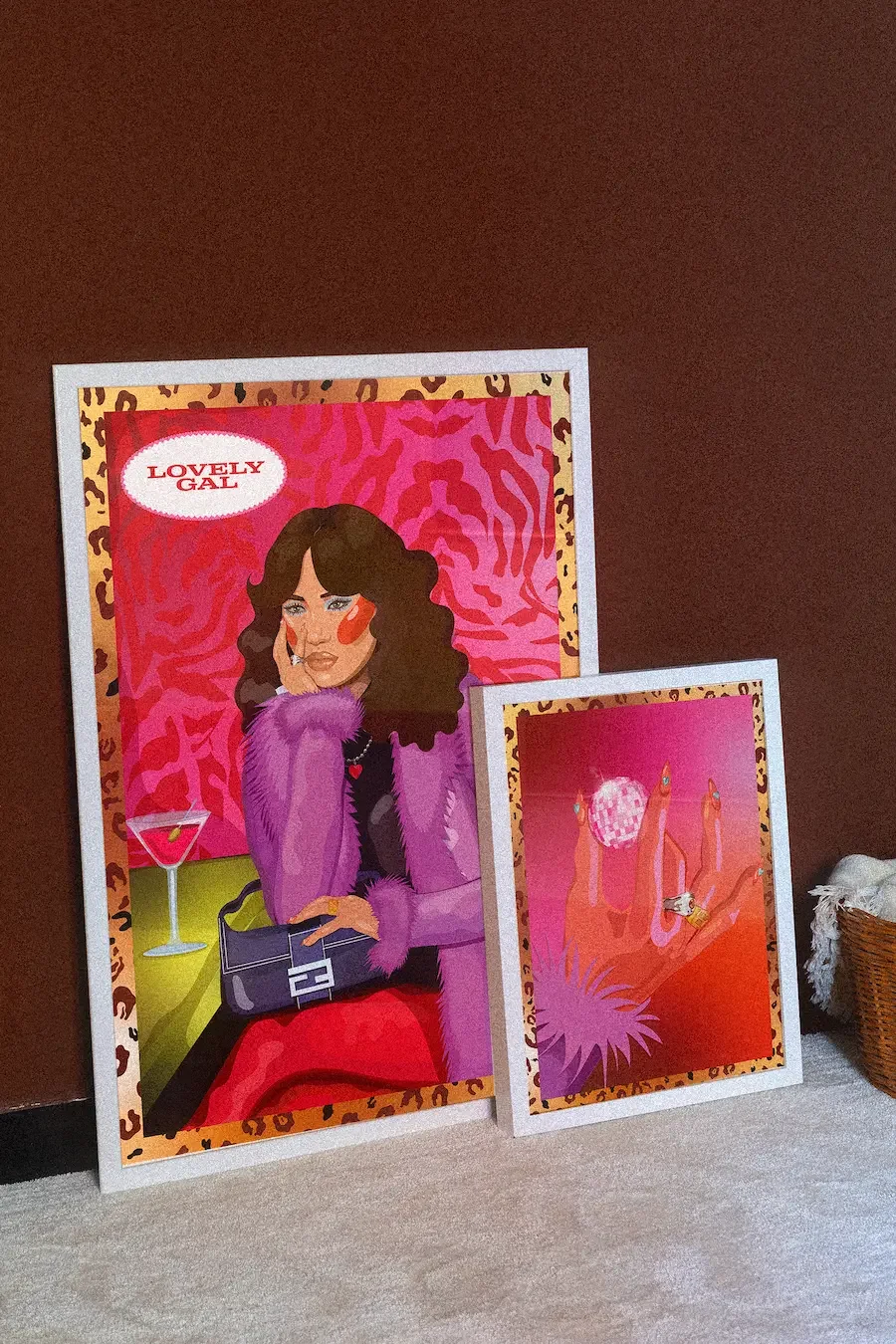 Mockup des affiches illustrées “Lovely Gal” et “Lovely Night” créées par Voilà Coco pour Lovely Vintage, univers inspiré des années 70 à 2000 avec motifs zébrés et léopard, couleurs vives et esprit disco.  3. Affiche “Lovely Shoppe” – mantra illustré