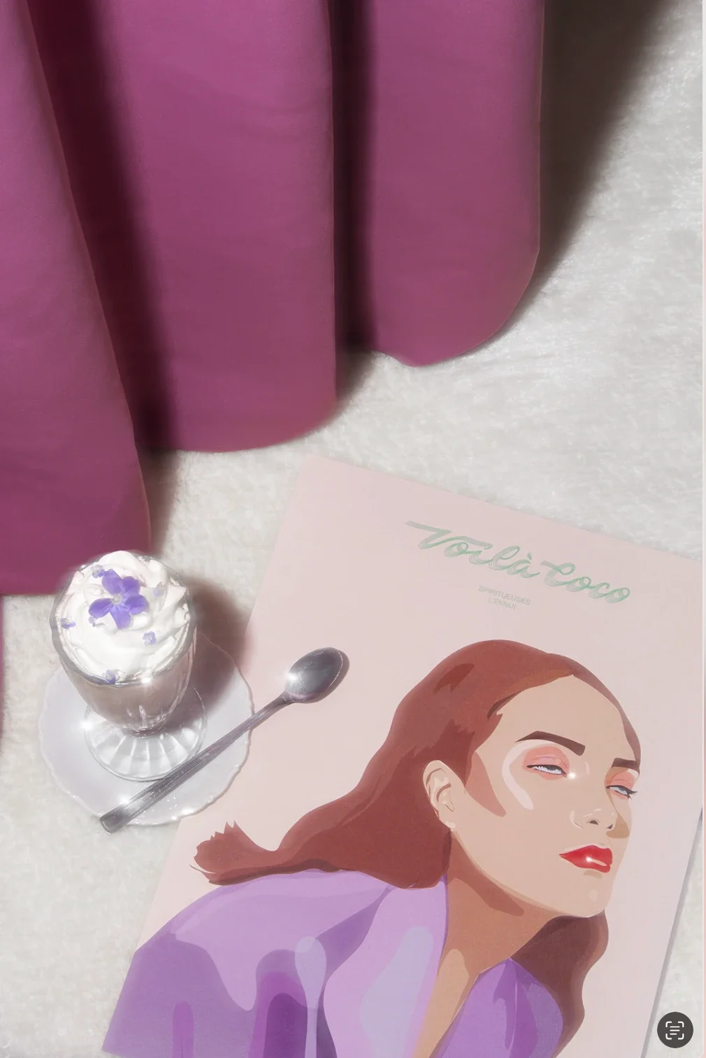Illustration digitale d'une femme rousse qui s'ennuie dans un décor rose doux, avec un milkshake violet sur assiette en porcelaine, direction artistique et set design rétro.