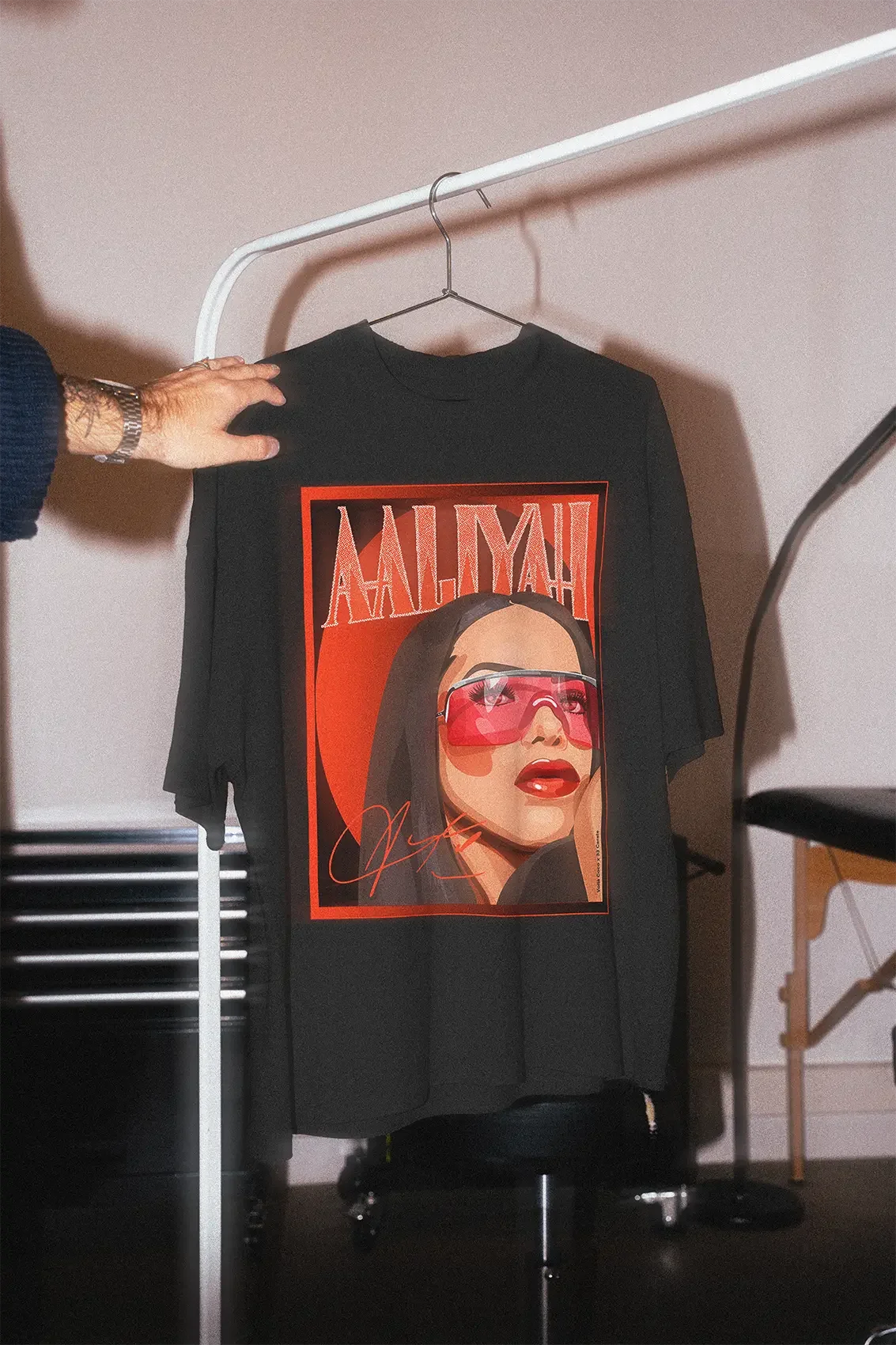 T-shirt noir style hip-hop imprimé avec l’illustration du portrait d’Aaliyah par Voilà Coco pour 33 Carats, design rouge et noir, collaboration mode et culture urbaine.