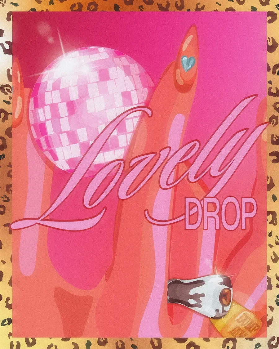 Visuel officiel de la collection “Lovely Drop” par Voilà Coco x Lovely Vintage, zoom sur des doigts avec nail art et bagues tenant une boule disco rose, encadrement à motifs léopard et ambiance glam rétro.