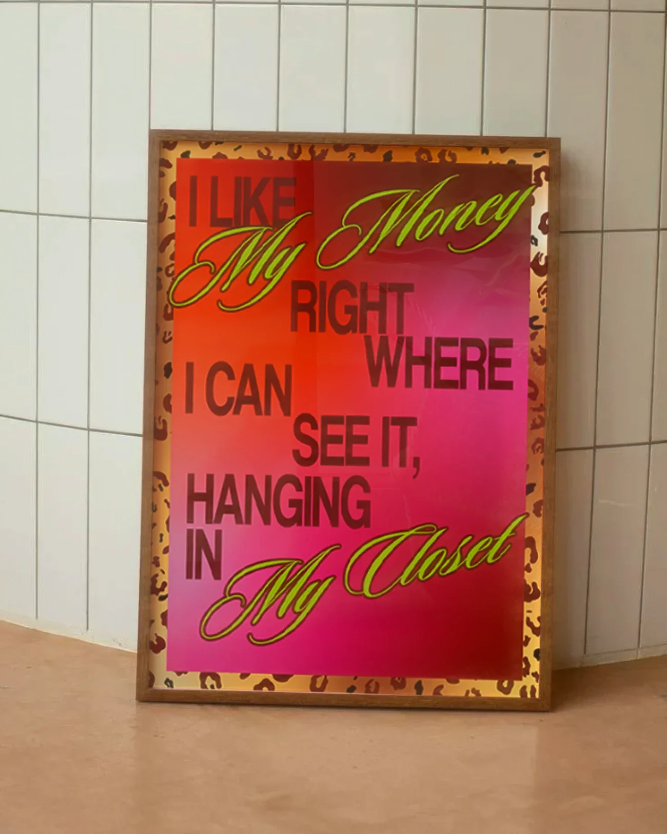 Affiche illustrée “Lovely Shoppe” par Voilà Coco pour Lovely Vintage, citation de Sex and The City “I like my money right where I can see it, hangin’ in my closet”, design typographique rétro chic sur fond dégradé orange et rose.