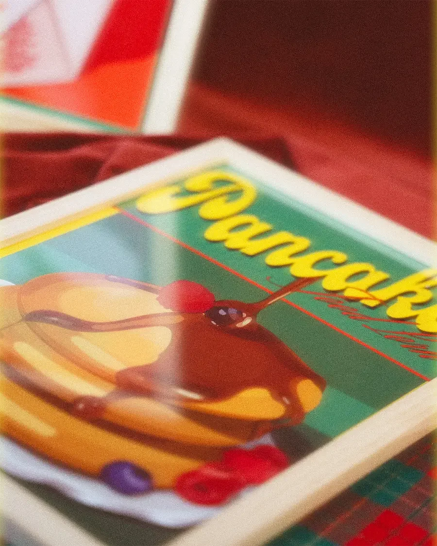 Zoom sur l’affiche “Pancakes” de la collection Food Porn, illustration colorée de pancakes au sirop d’érable et fruits sur fond vert, signée Voilà Coco dans un style rétro vibrant et gourmand.