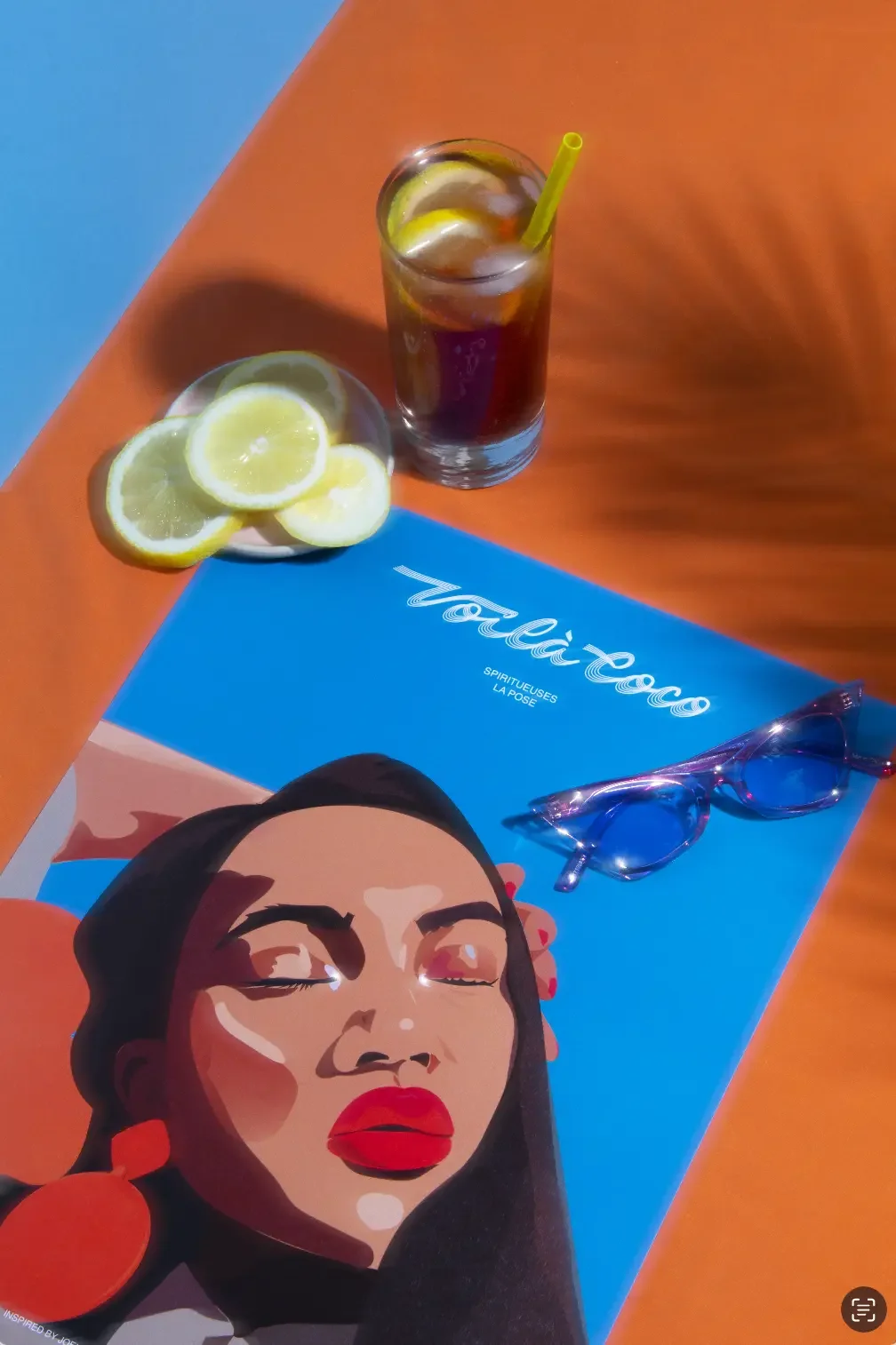 Illustration lifestyle d'une femme hâlée prenant le soleil, bijoux orange, décor ensoleillé orange, lunettes de soleil vintage rose, cocktail rouge avec citron et paille, style rétro et seventies.