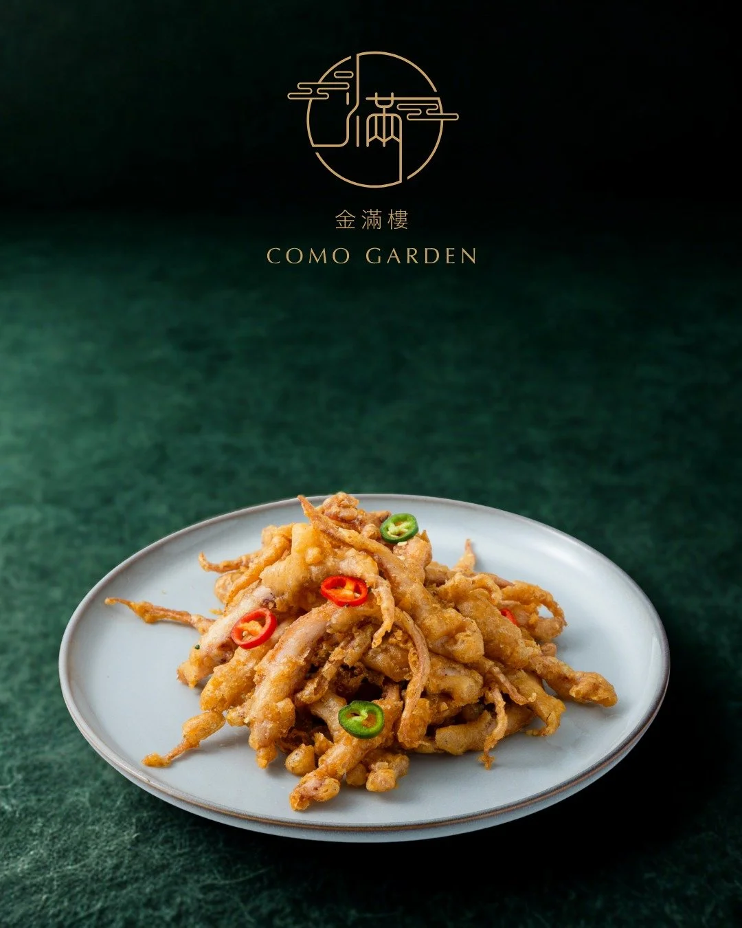 Pair your pint perfectly at Como Garden: Our Chilli Salt Squid Tentacles &ndash; crispy, spicy curls that crackle with every sip of ice-cold beer! 🌶️🦑🍺 
金滿樓椒鹽魷魚鬚酥脆香辣，是冰涼啤酒的完美配搭！🌶️🦑🍺 
#ComoGarden #金滿樓  #SquidTentaclesWithSaltAndChilli #椒鹽魷魚鬚