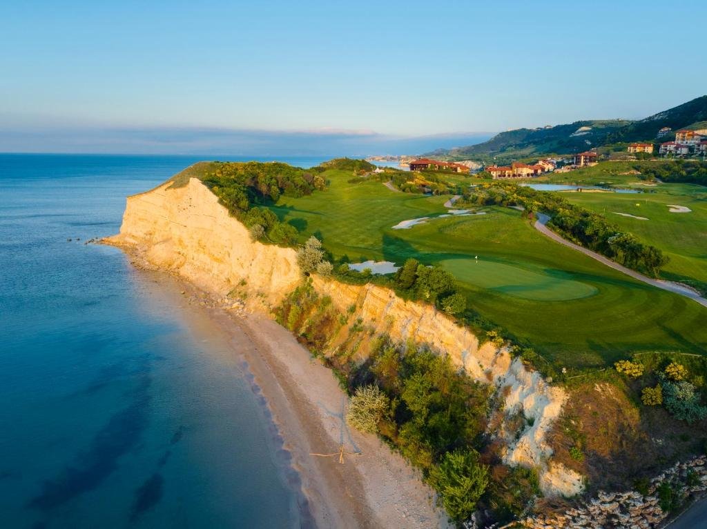 Sphinx Travel Thracian Cliffs Golf Course.jpg