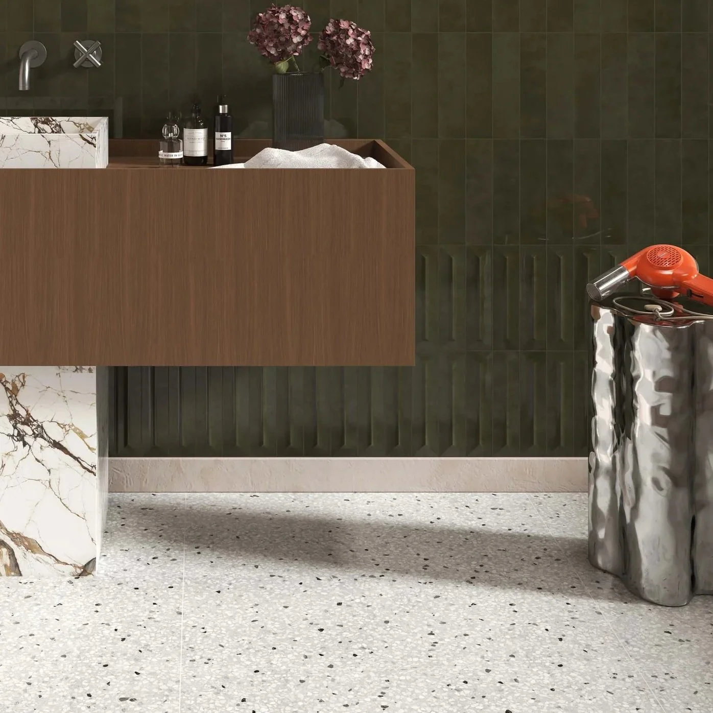 Binnenkijkje in een modern badkamergedeelte met wastafel en accessoires.