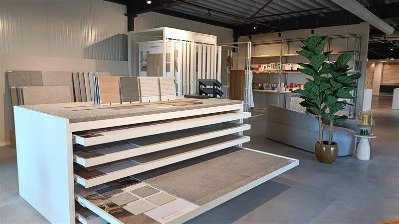 Interieur van een winkel met tegels, tapijten en woonaccessoires