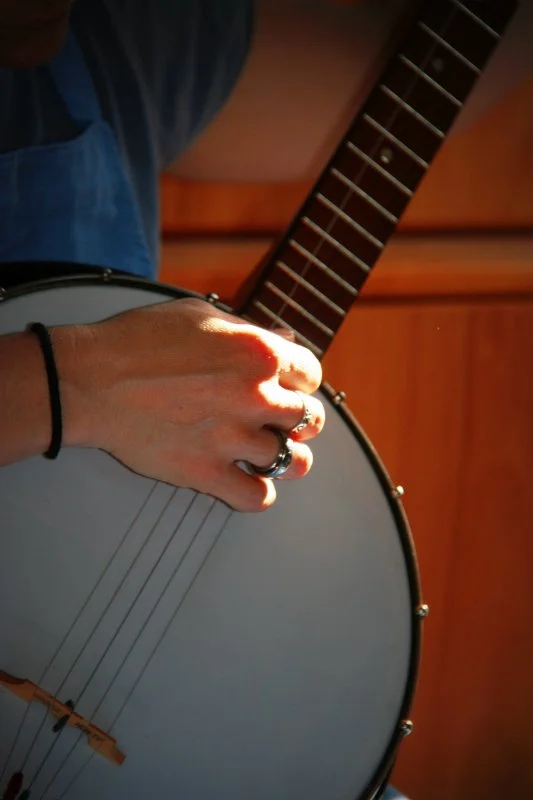 right hand on the banjo head