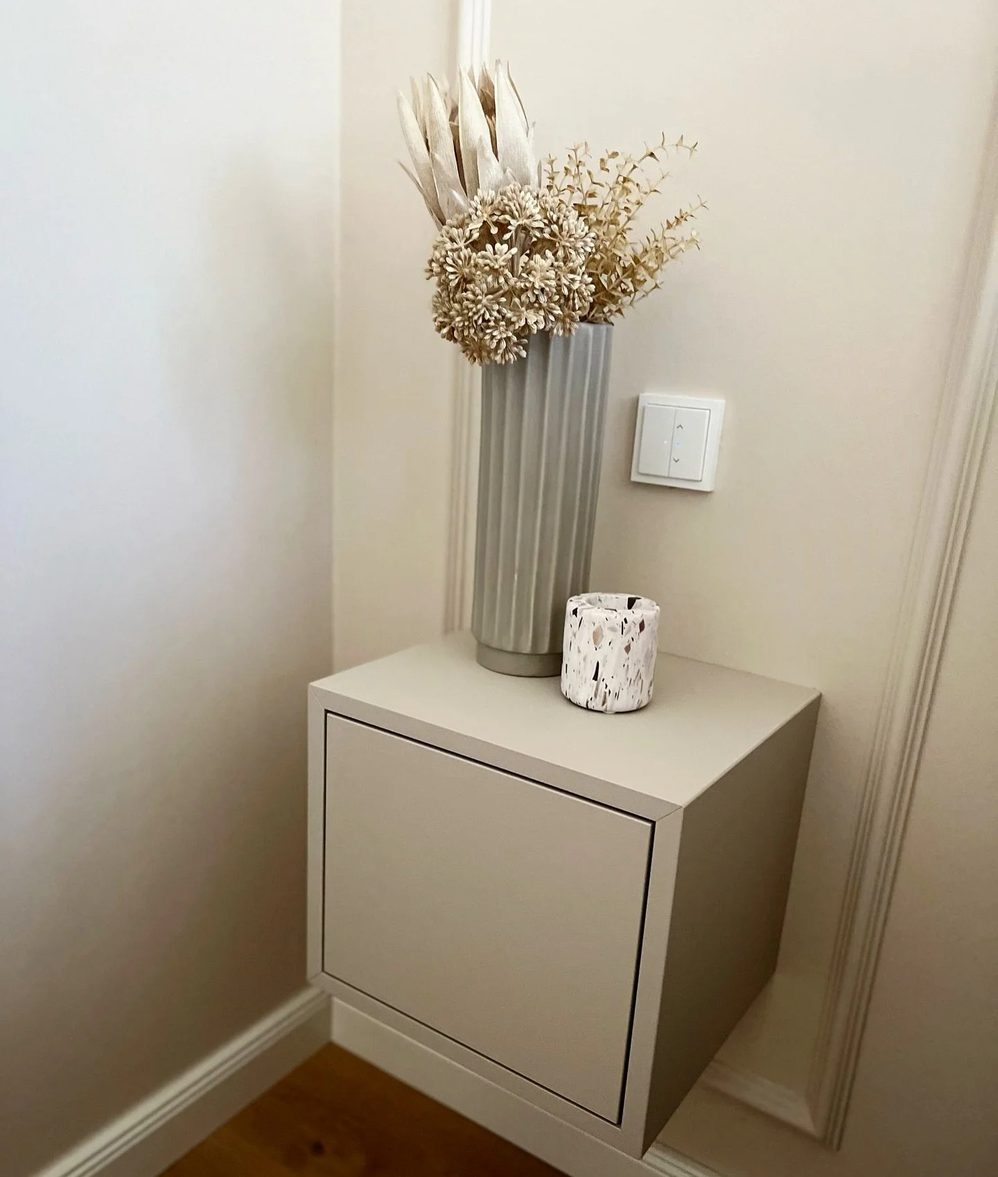 Ihr wollt wissen, in welcher Farbe die meisten M&ouml;bel-Fronten bei uns in den letzten Monaten angefragt wurden? Ganz klar in &bdquo;Cashmere grau&ldquo; 🩶 

Hier seht ihr die Oberfl&auml;che mal in Form von einem schwebenden Nachttisch mit Tap-On