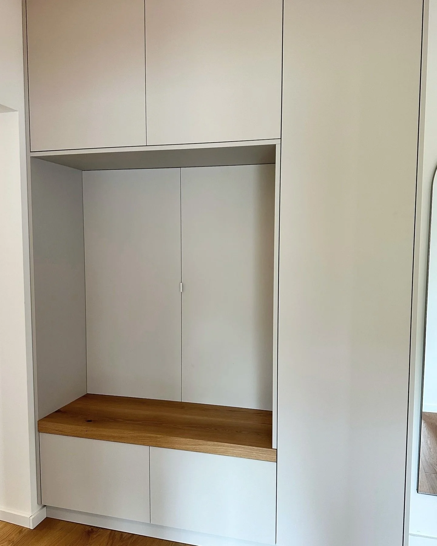 P&uuml;nktlich zum Freitag zeigen wir euch unser neustes Werk: eine Einbau-Gaderobe in unserem Dauerbrenner &bdquo;Cashmere Grau&ldquo;. Dass Sonderanfertigungen auf Ma&szlig; das gewisse Etwas ausmachen, wird hier wieder einmal deutlich. Denn die Ku