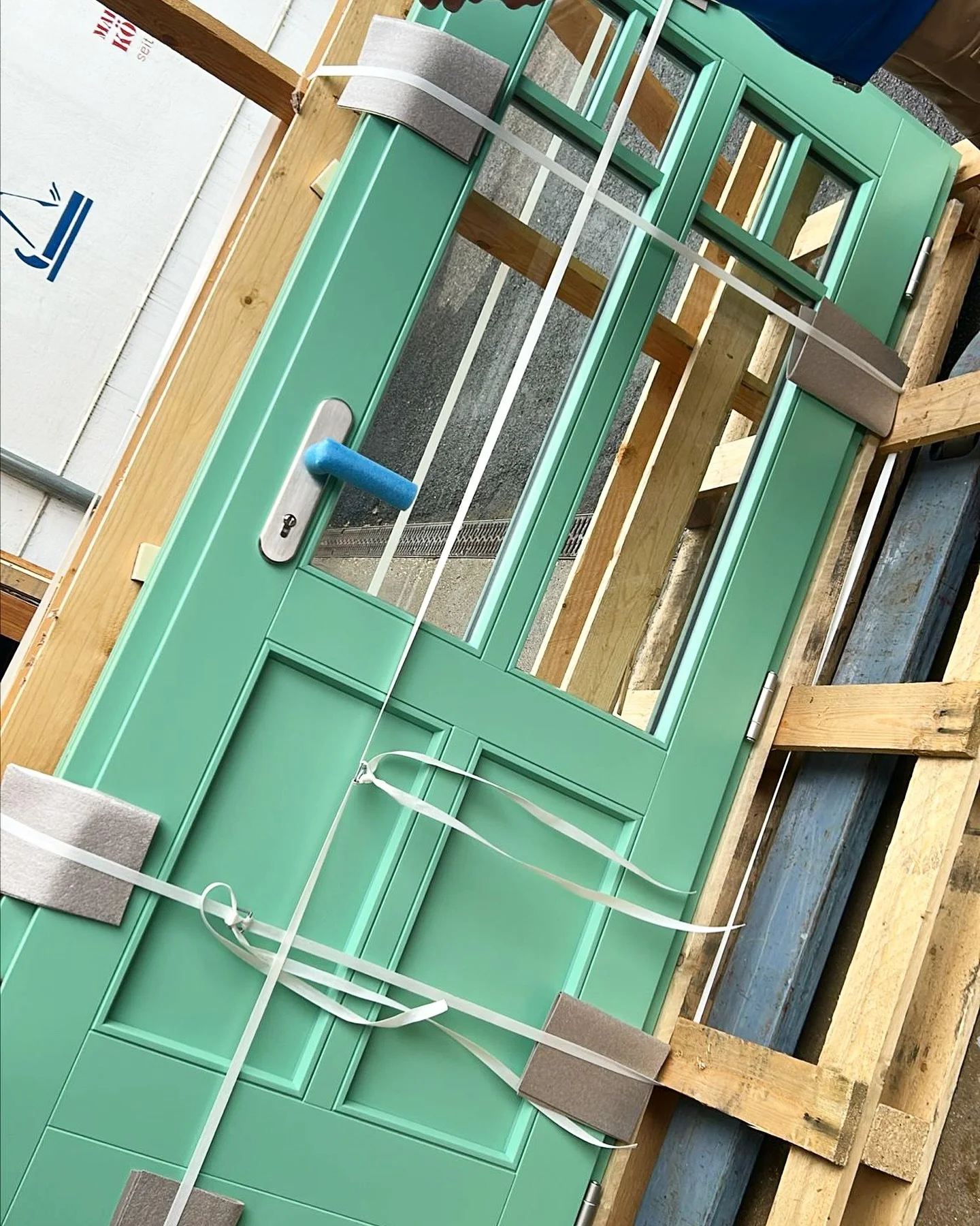 Trend-Alarm 2025! 🚪✨
Tiffany-Gr&uuml;n ist laut den aktuellen Hausmessen DIE Trendfarbe f&uuml;rs kommende Jahr &ndash; und wir sind schon voll im Farbspiel! Unsere neueste Haust&uuml;r, die gleich bei unseren Kunden eingebaut werden darf, verbindet