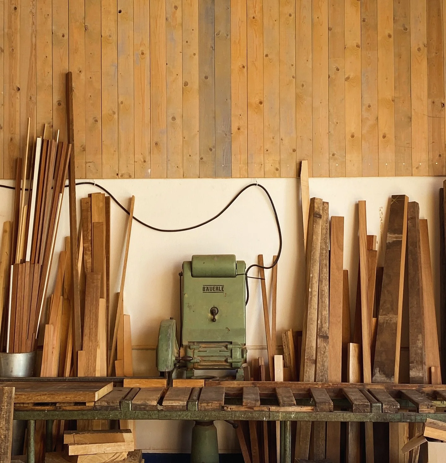 Ganz liebe Gr&uuml;&szlig;e aus unserer Werkstatt 💙 wir w&uuml;nschen euch allen ein wundersch&ouml;nes Wochenende! 

#schreiner #schreinerei #schreinerqualit&auml;t #fenster #t&uuml;ren #holz #holzm&ouml;bel #m&ouml;belbau #werkstatt #cgn #weekend