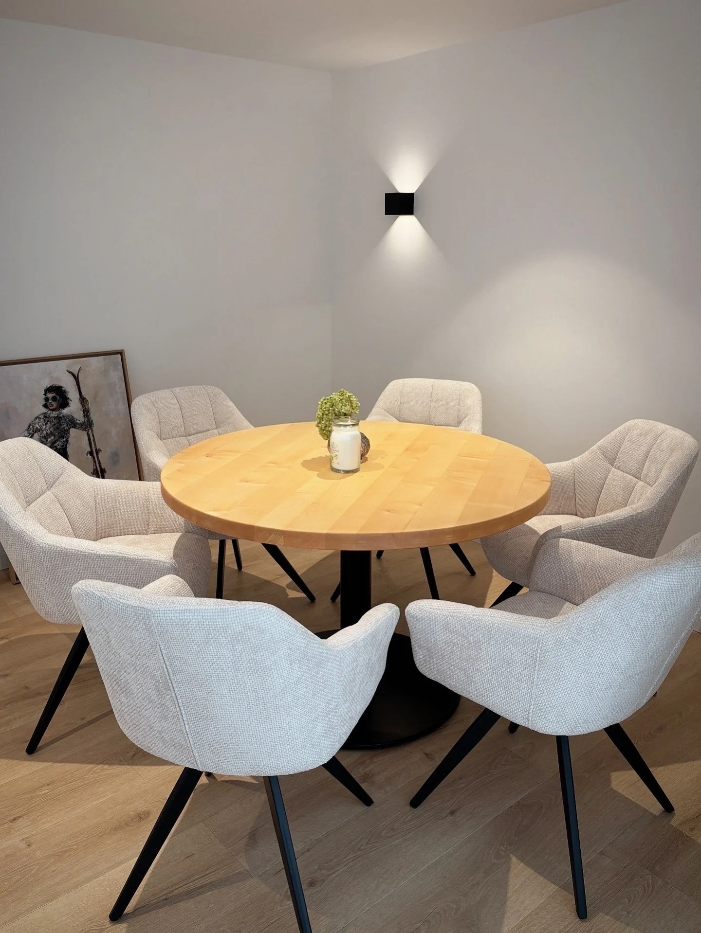 Guten Wochenstart! 💙 Hier seht ihr einen ganz besonderen runden Esstisch aus massivem Ahorn &ndash; handgefertigt und made by Connemann.

Der Wunsch unserer Kundin: Die helle, nat&uuml;rliche Farbe des Holzes sollte trotz des sch&uuml;tzenden &Ouml;