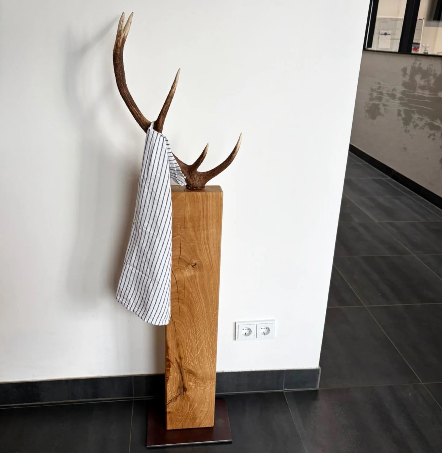 Na wo sind unsere Bergliebhaber und Alpenfans?! 🏔️ Dieses Werk haben wir einfach aus Freude am Handwerk mit einem Geweih aus den Bergen f&uuml;r unsere Showk&uuml;che hergestellt &ndash; und dabei wieder einmal gemerkt, wie viel Charakter echtes Mat