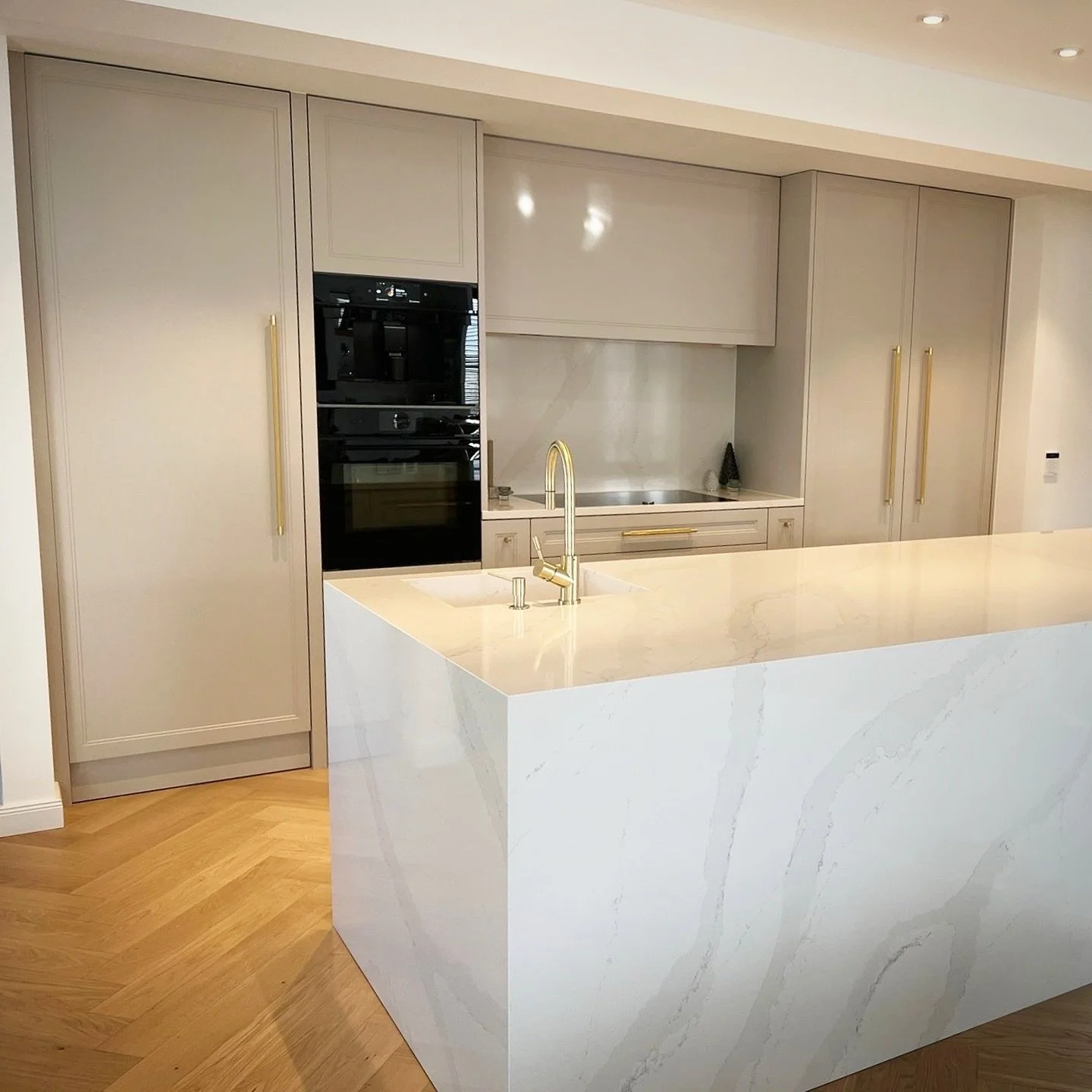 Cashmere Grau, goldene Griffe und eine Marmor-K&uuml;cheninsel als echtes Highlight ✨ Diese K&uuml;che ist nicht nur super modern, sondern bis ins Detail durchdacht &ndash; mit hochwertigen Materialien und einem Look, der einfach zeitlos ist.

Besond